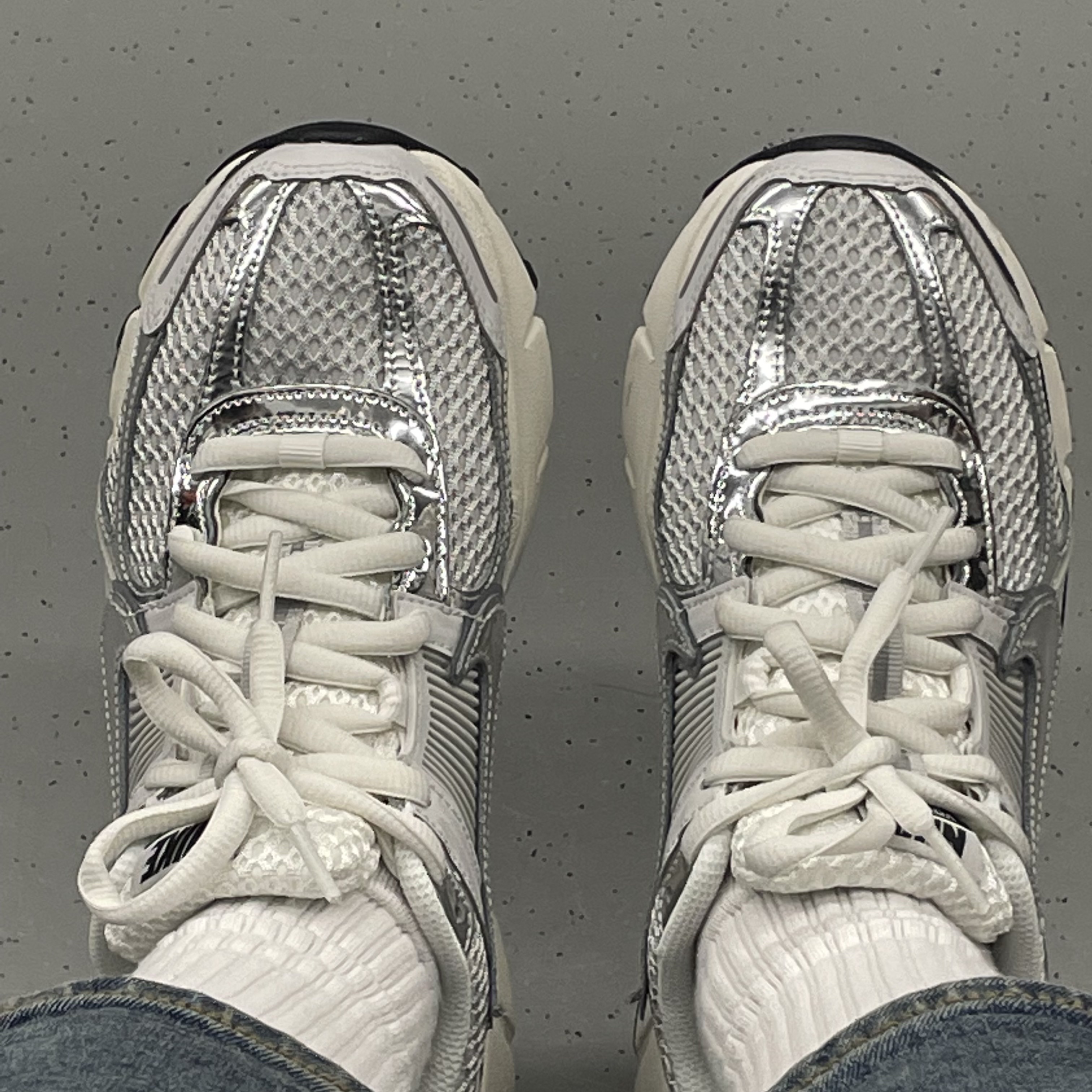 (W) Nike Zoom Vomero 5 Photon Dust and Metallic Silver 착용 스타일