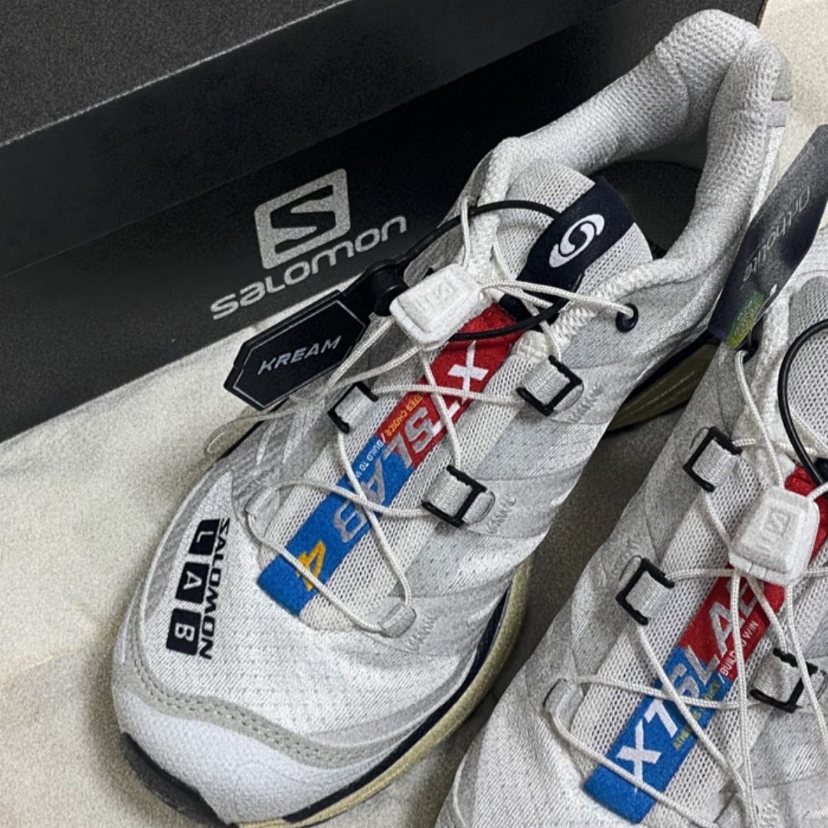 Salomon XT-4 White Lunar Rock 착용 스타일