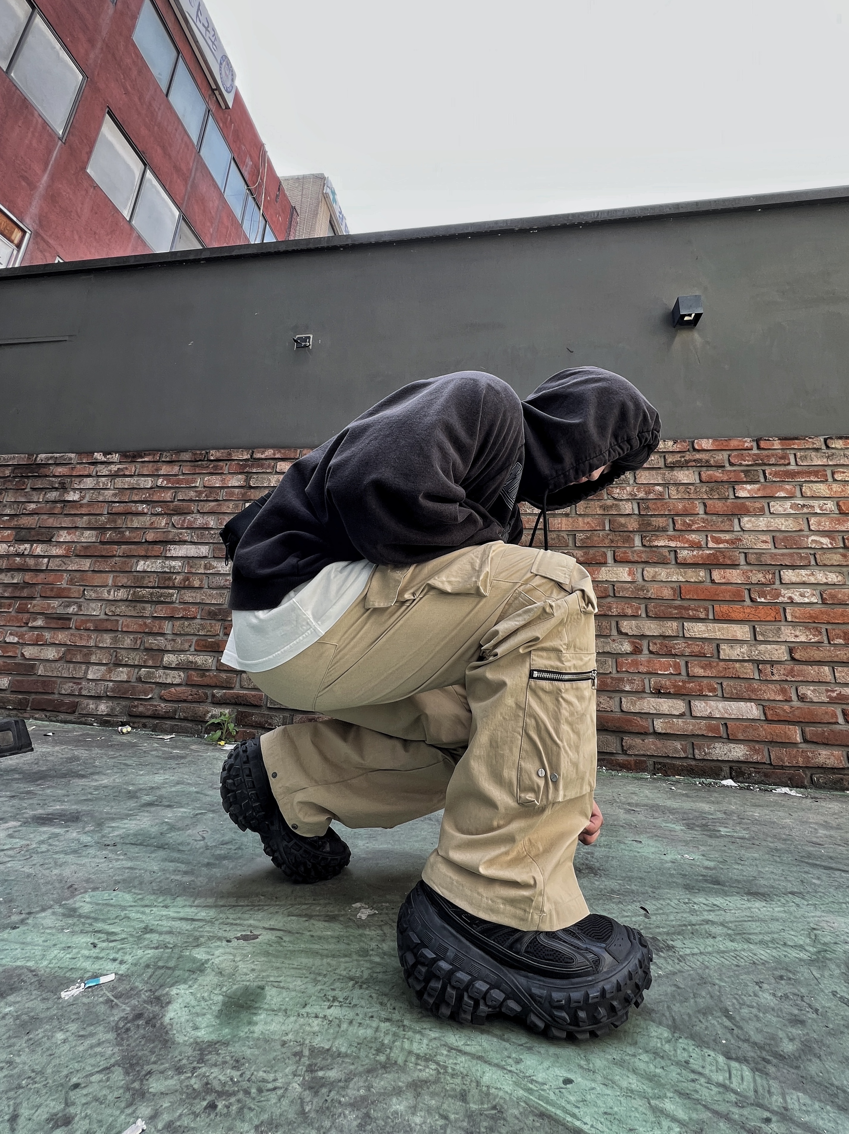 Balenciaga Defender Sneakers Black, Project G/R Mind Slaughter Vintage Washeed Hoodie Black 착용 스타일 - 1