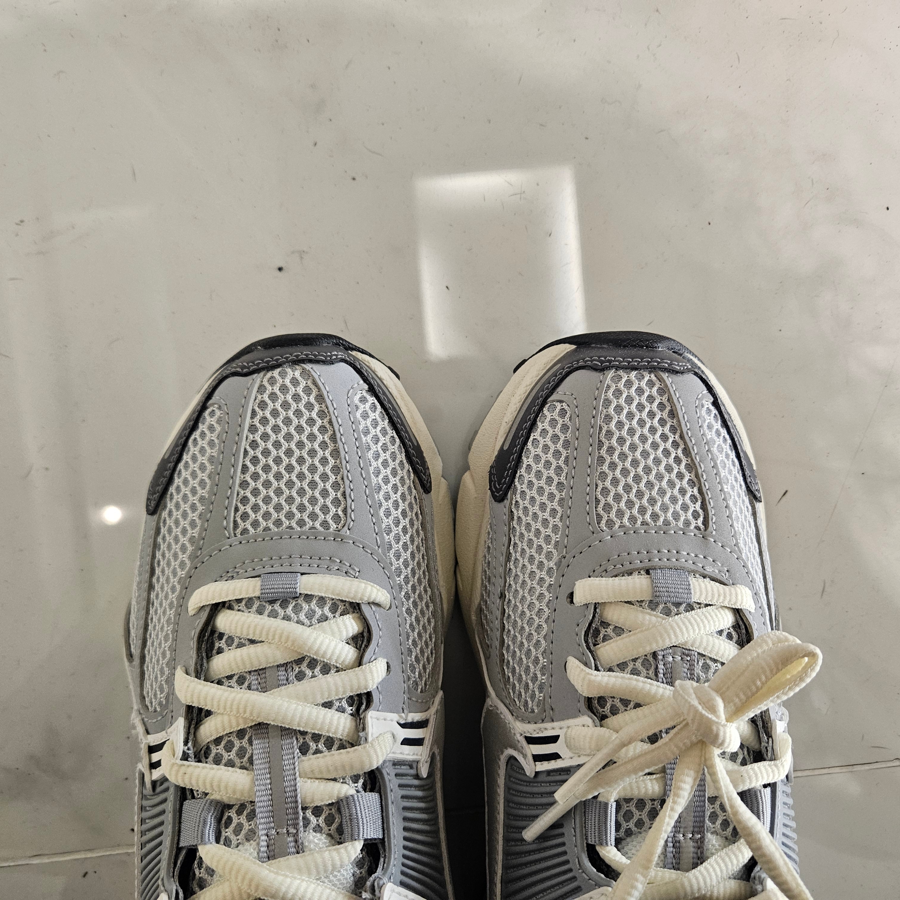 (W) Nike Zoom Vomero 5 Pure Platinum Metallic Silver 착용 스타일 - 2