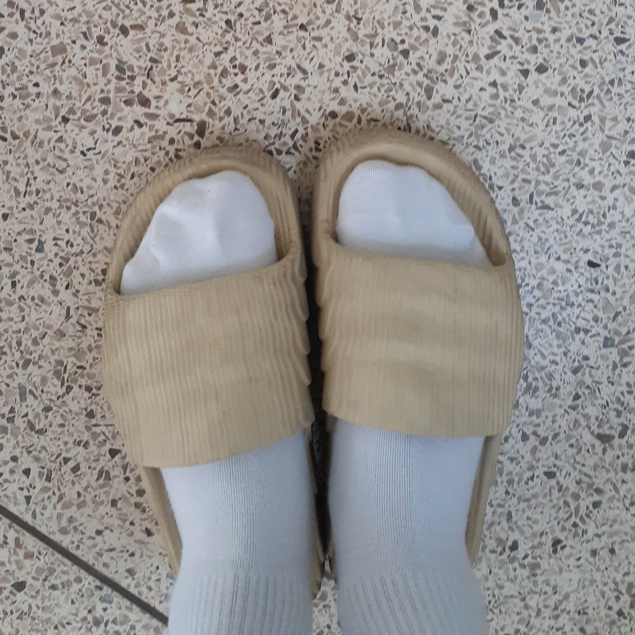Adidas Adilette 22 Desert Sand 착용 스타일