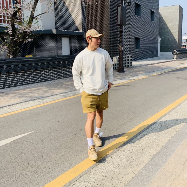 Palace Tri-Stitch Crew Light Grey Marl - 22SS, Essentials Sweatshorts Amber - 21FW 착용 스타일