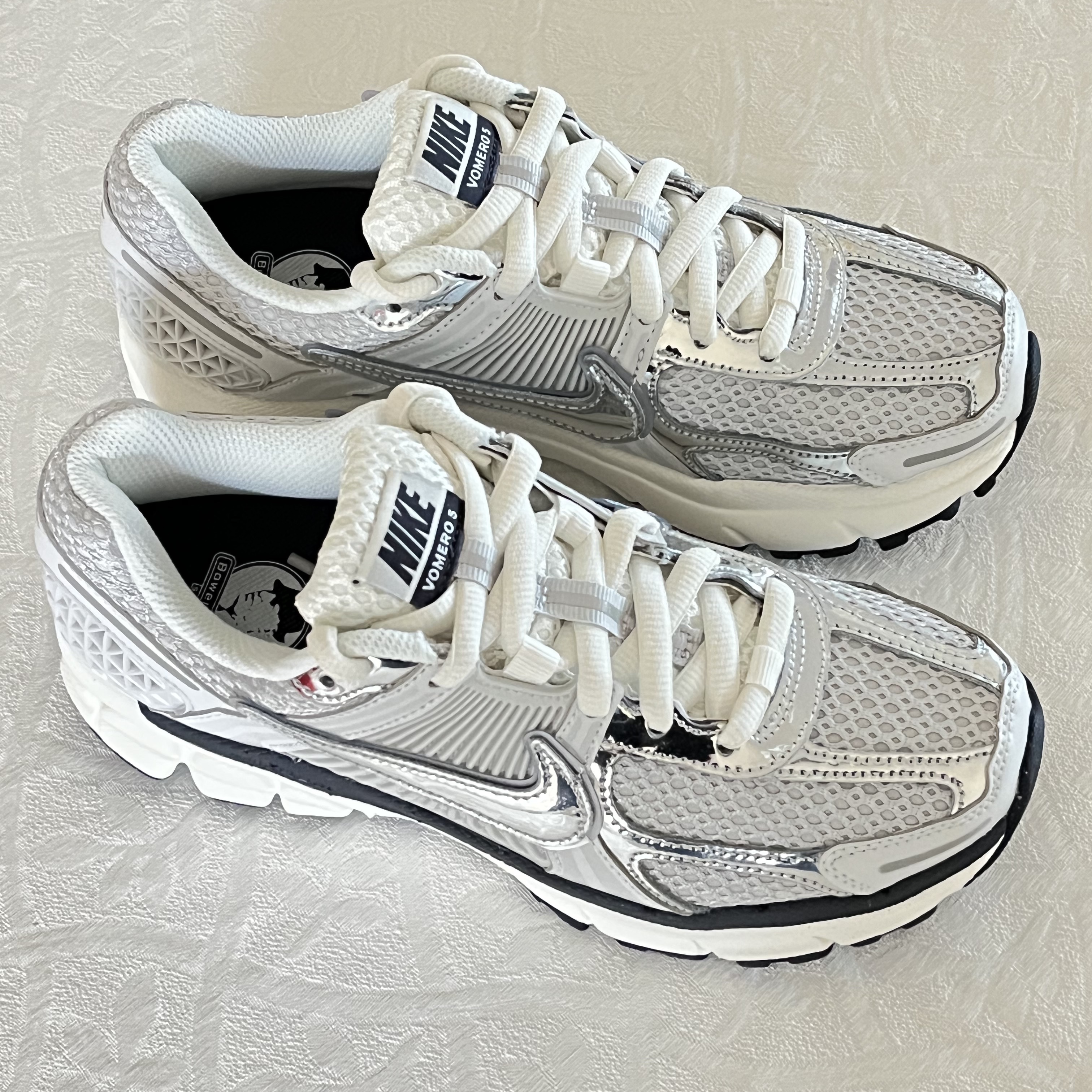 (W) Nike Zoom Vomero 5 Photon Dust and Metallic Silver 착용 스타일 - 1
