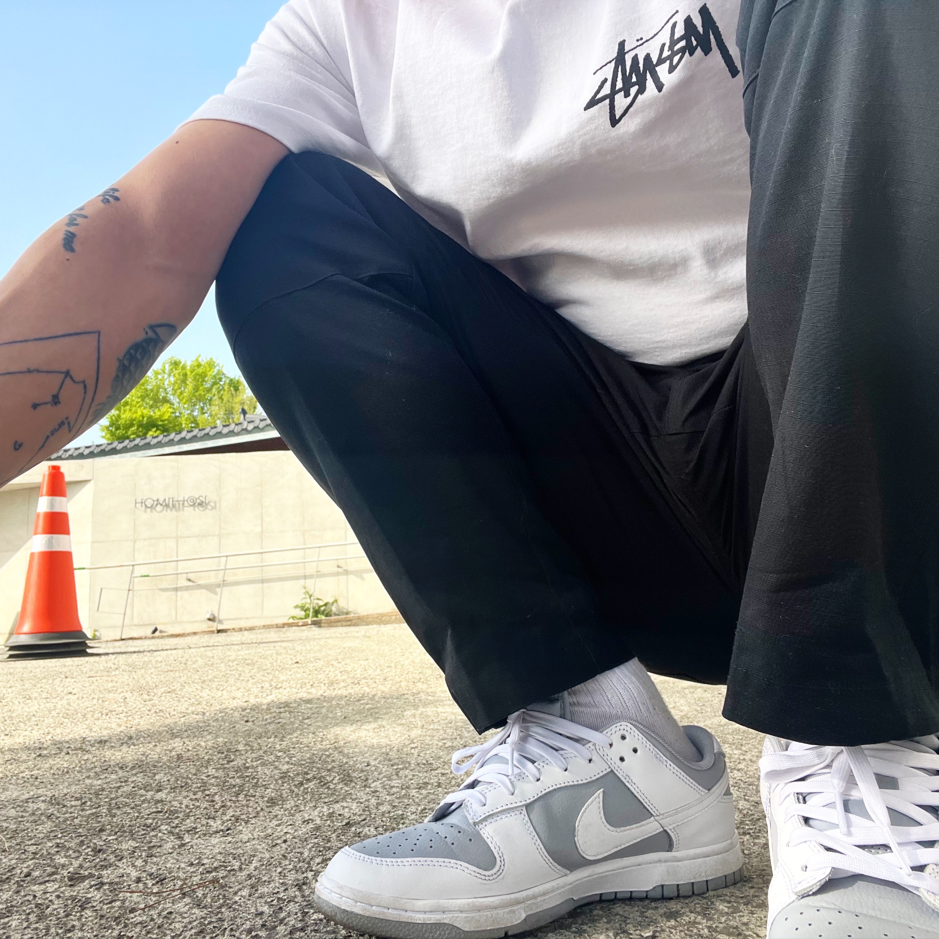 Stussy Withered Flower T-Shirt White, Nike Dunk Low Retro White Neutral Grey 착용 스타일 - 3