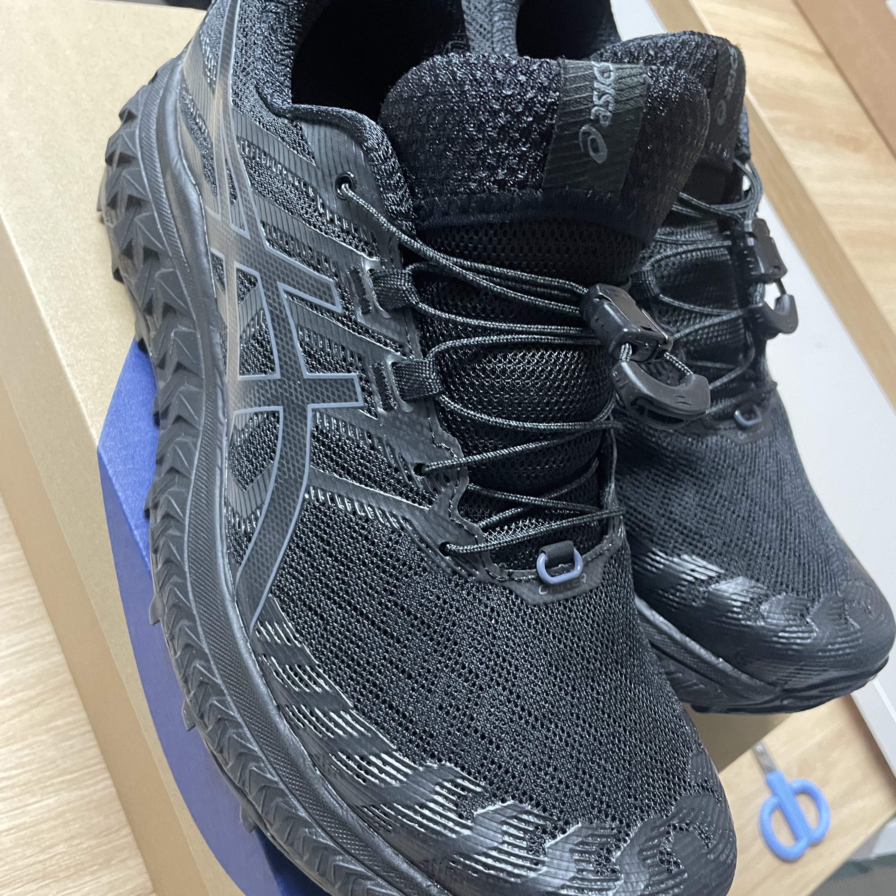 Asics Trabuco Max Black 착용 스타일 - 2