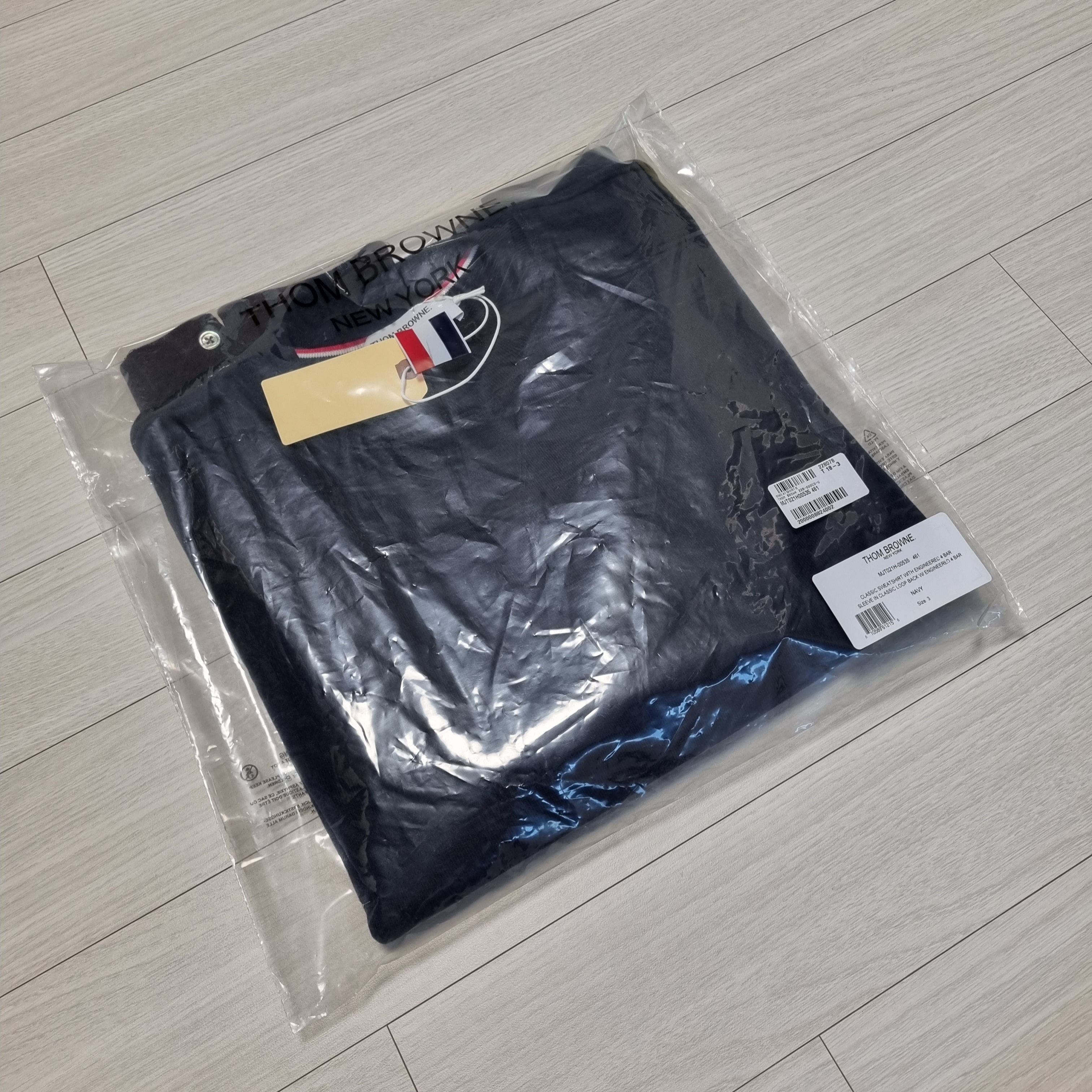 Thom Browne Engineered 4-Bar Sweatshirt Navy 착용 스타일 - 2