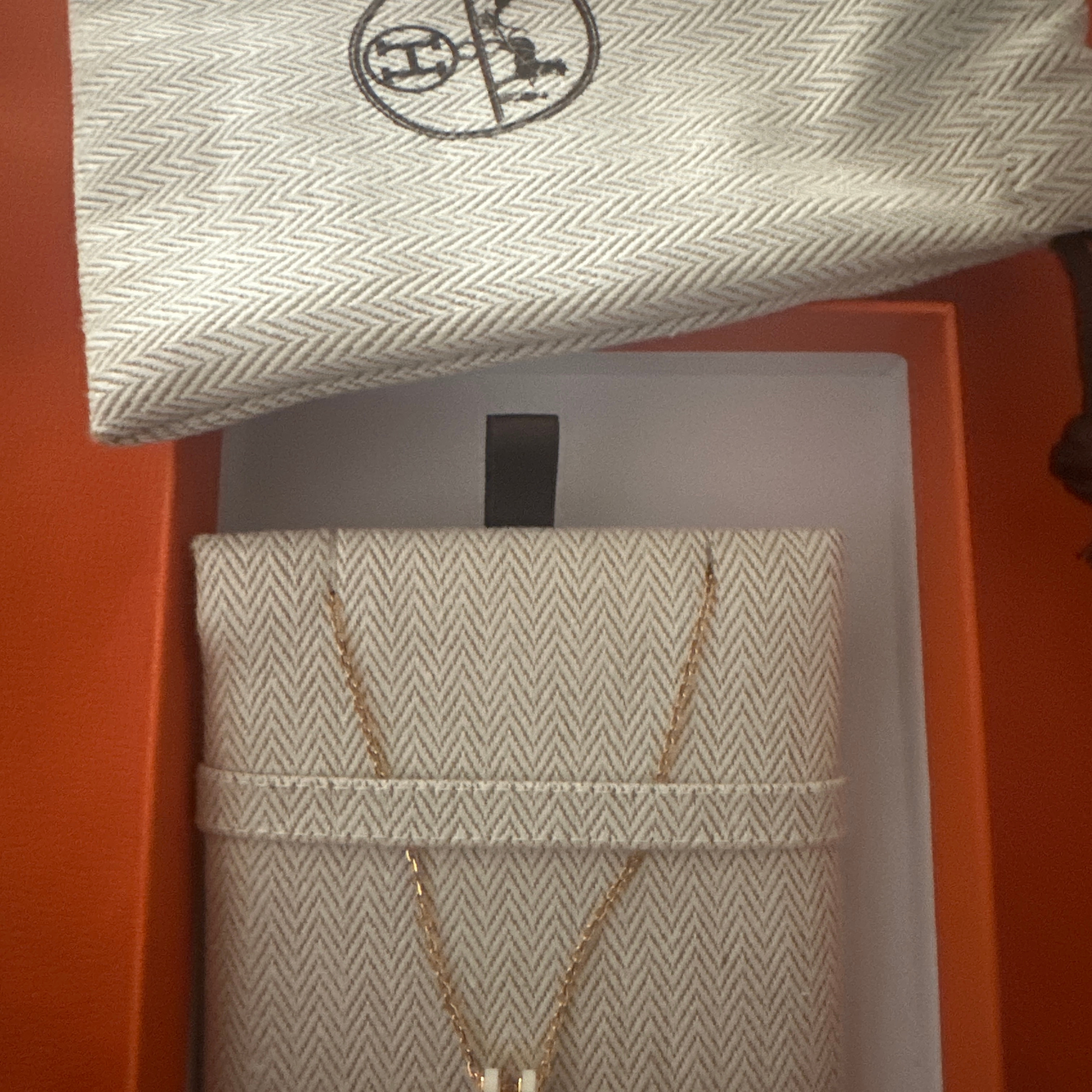 (W) Hermes Mini Pop H Pendant Rose Gold & Blanc 착용 스타일