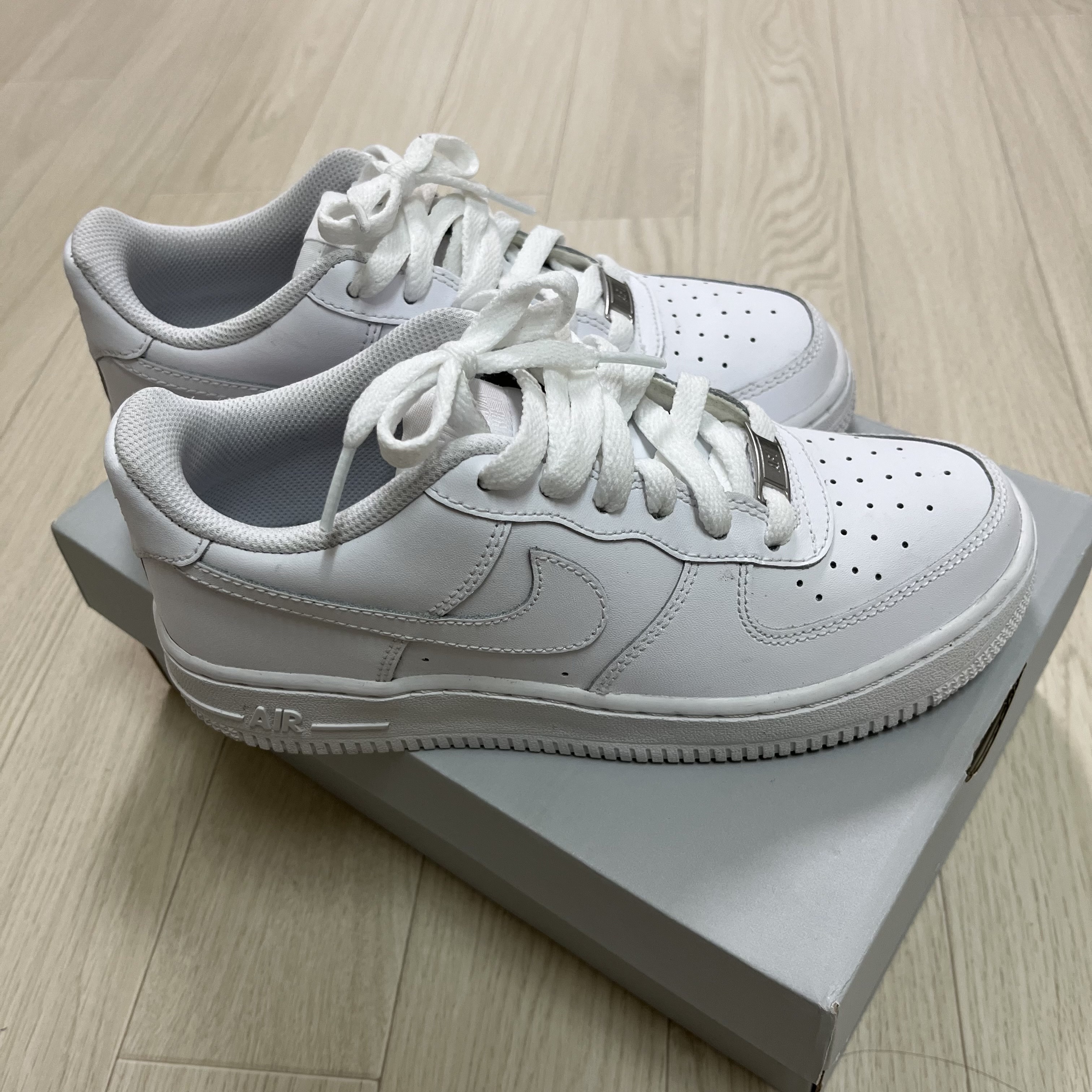 (GS) Nike Air Force 1 LE White 착용 스타일 - 3