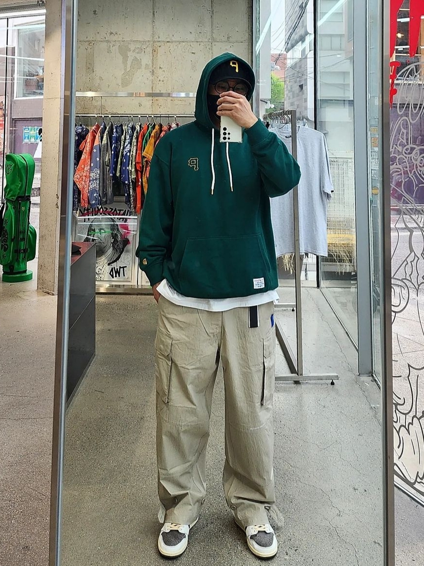 Jordan 1 x Travis Scott Retro Low OG SP Sail and Ridgerock 착용 스타일