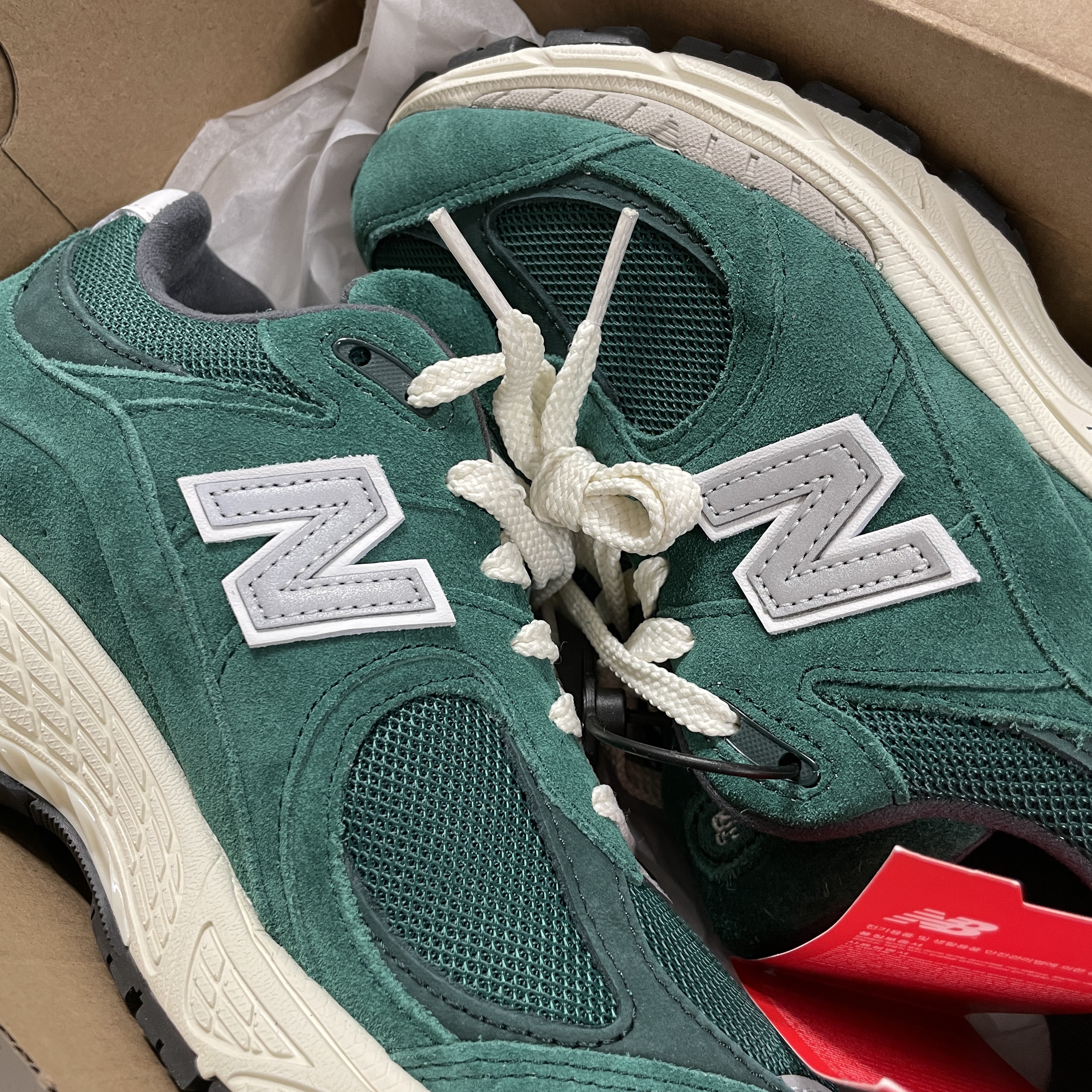 New Balance 2002R Nightwatch Green 착용 스타일 - 2