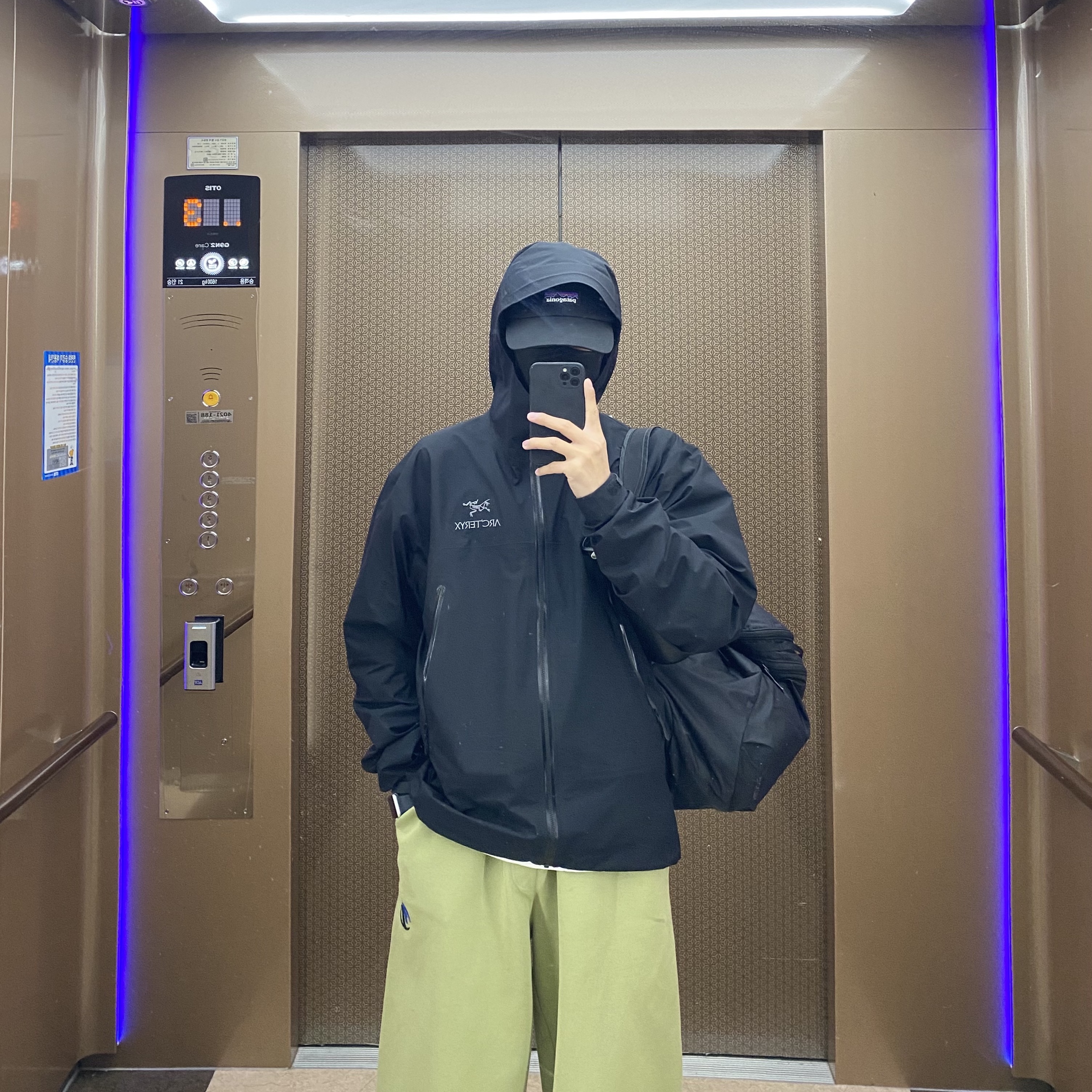 Arc'teryx Heliad 15 Backpack Black, Arc'teryx Beta Jacket Black 착용 스타일