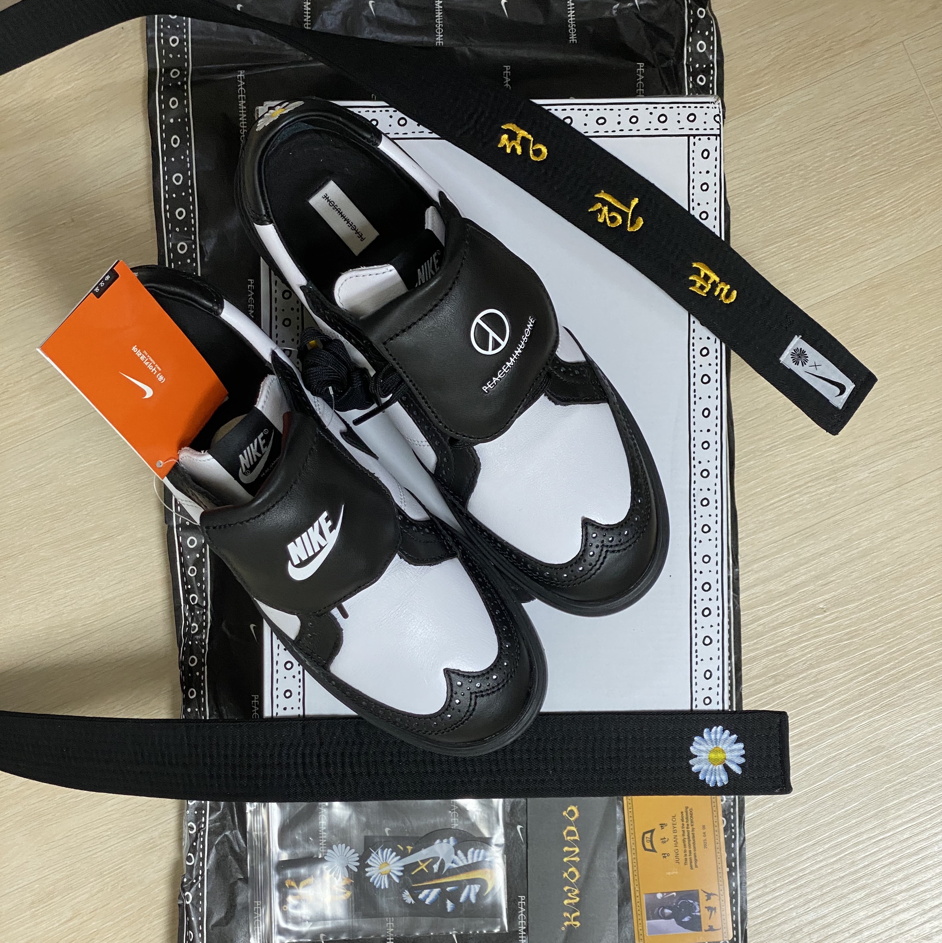 Nike x Peaceminusone Kwondo1 Black and White, Thug Club x MCM Zip Denim Pants Blue 착용 스타일 - 2