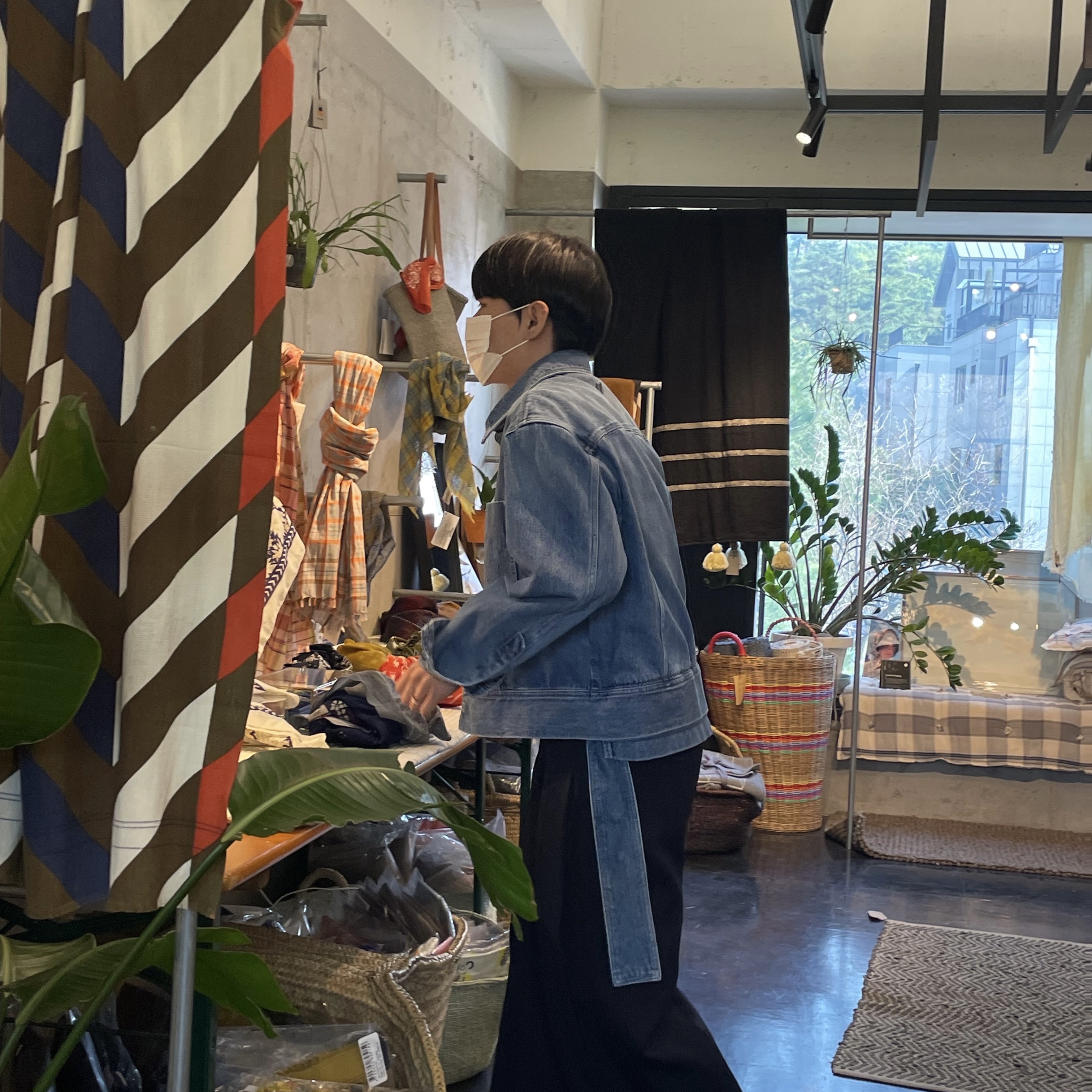 Wooyoungmi Crop Denim Jacket Blue - 22FW, Balenciaga 3XL Sneakers Black White 착용 스타일 - 2
