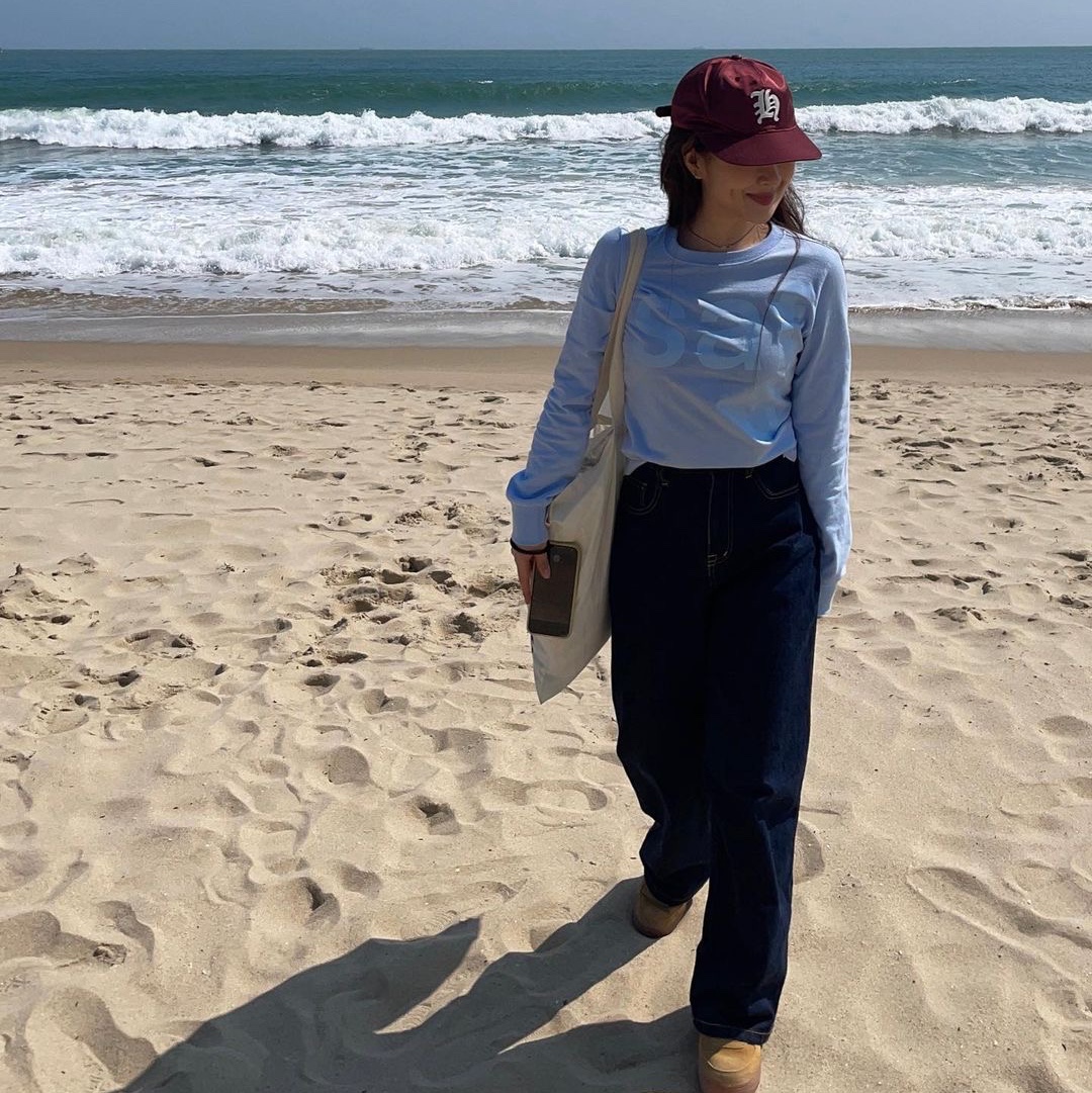 [KREAM 단독] Safarispot Women 1/2 Basic Safari LS T-Shirt Sky 착용 스타일 - 3