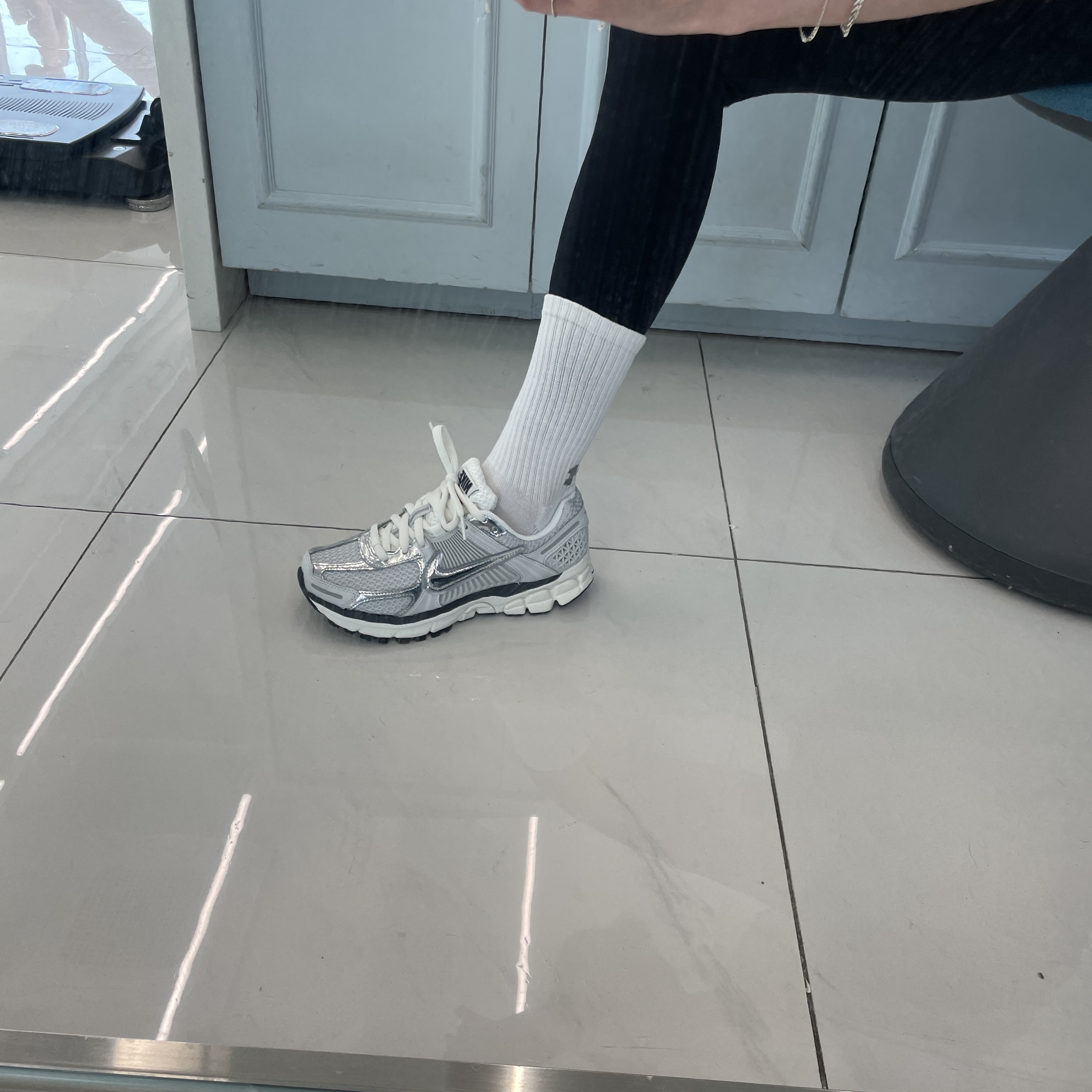 (W) Nike Zoom Vomero 5 Photon Dust and Metallic Silver 착용 스타일 - 2