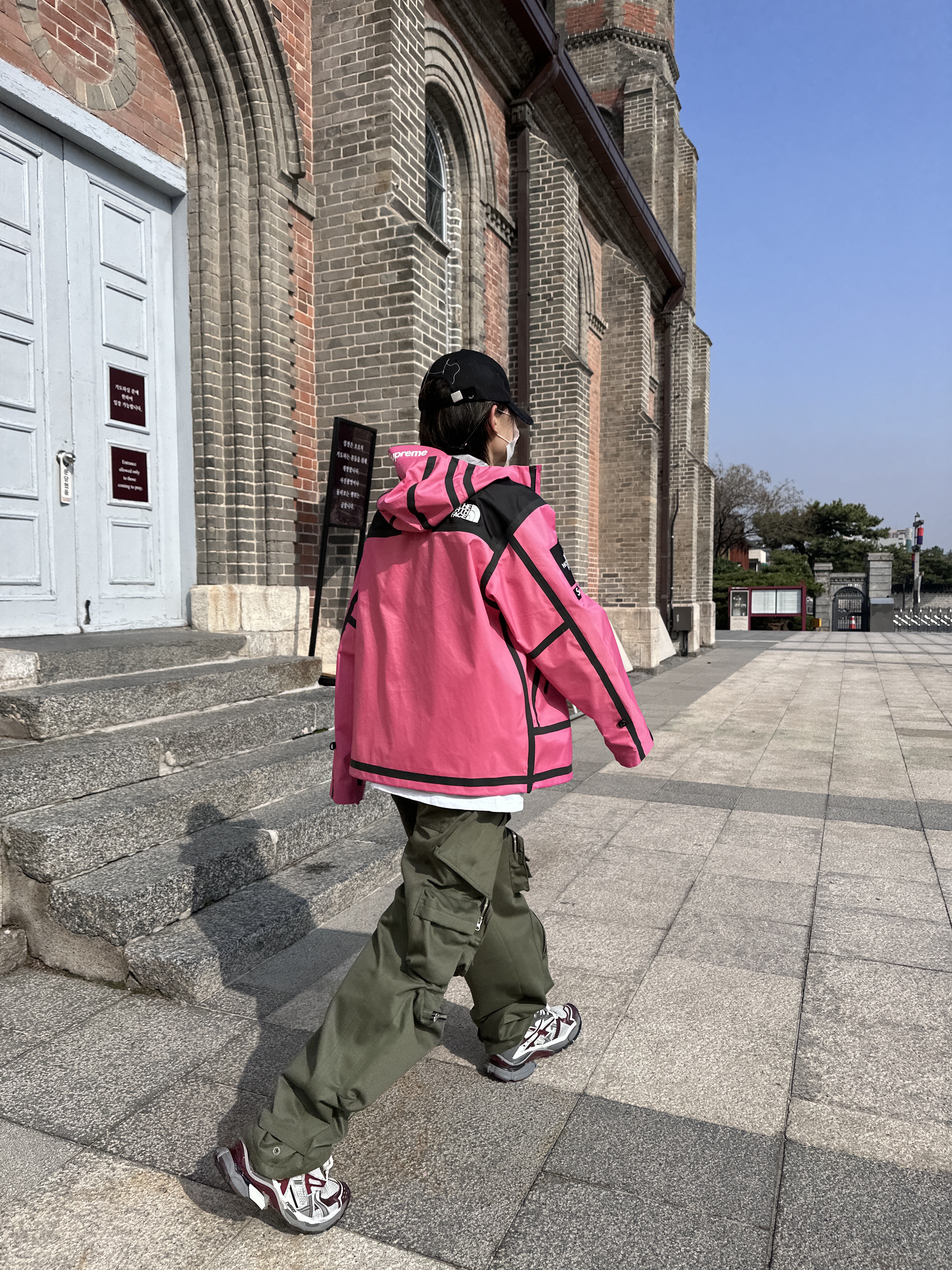 Supreme x The North Face Summit Series Outer Tape Seam Jacket Pink - 21SS, Nonnod Mechanic Cargo Pants Khaki 착용 스타일 - 4