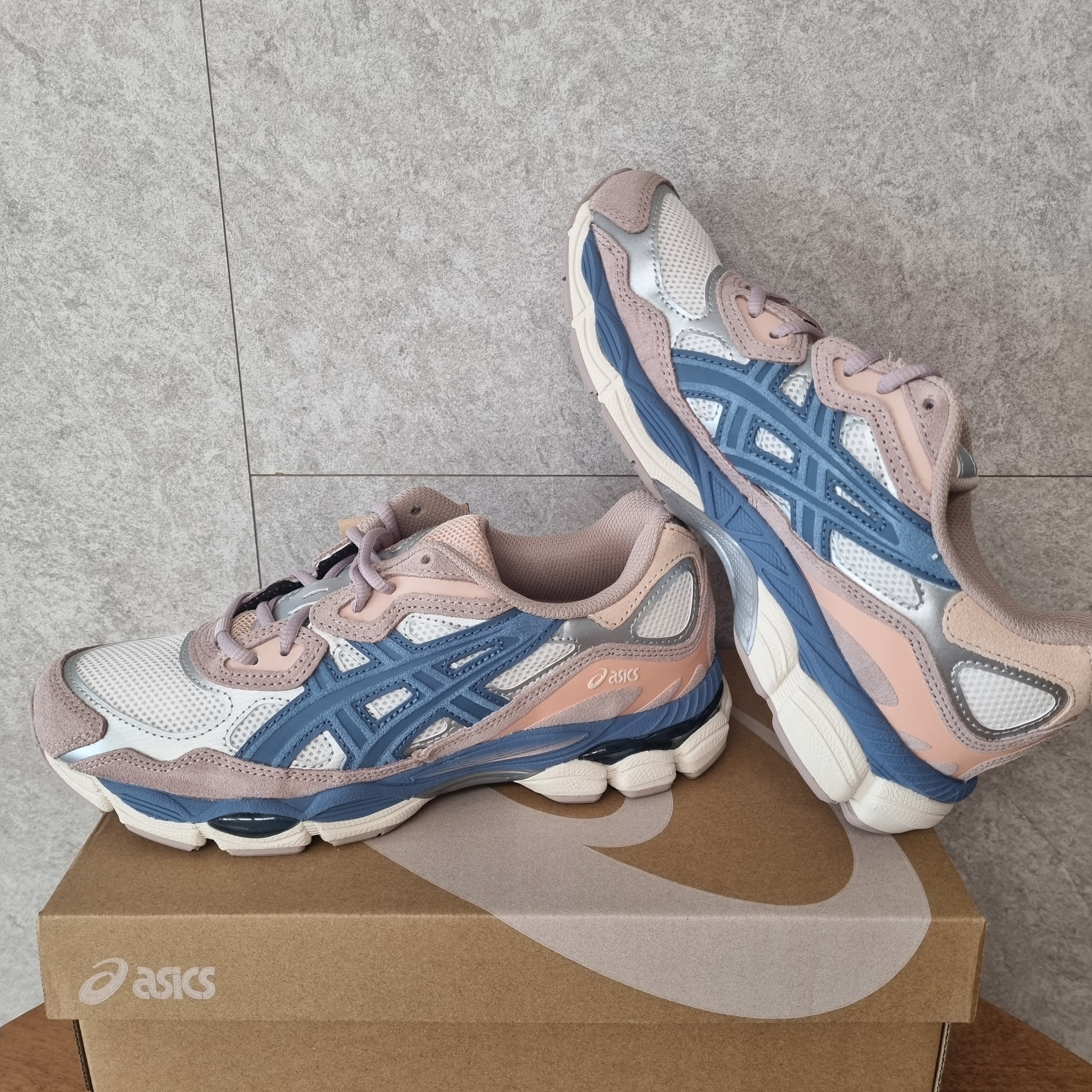 (W) Asics Gel-NYC Cream Grey Floss 착용 스타일 - 2