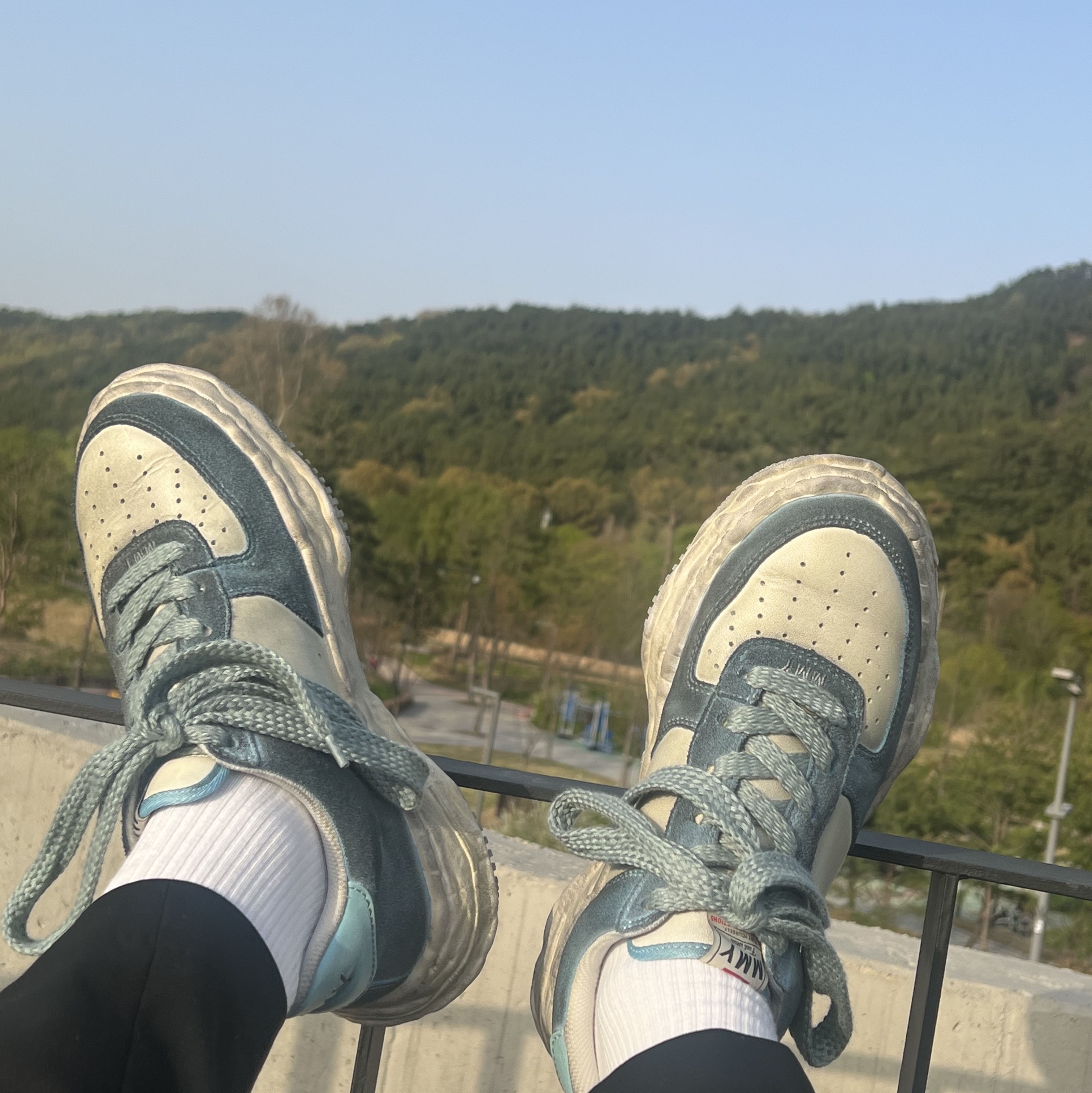 Maison Mihara Yasuhiro Wayne OG Sole Distressed Leather Low-top Sneaker Blue White 착용 스타일 - 2