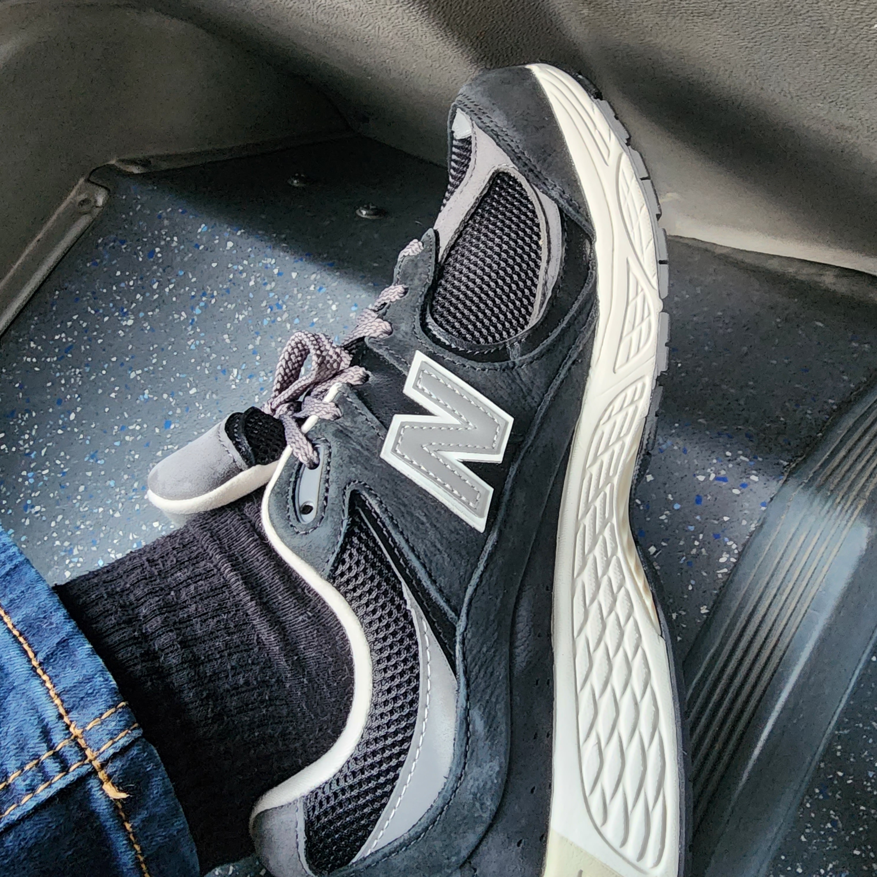 New Balance 2002R Premium Vintage Black 착용 스타일