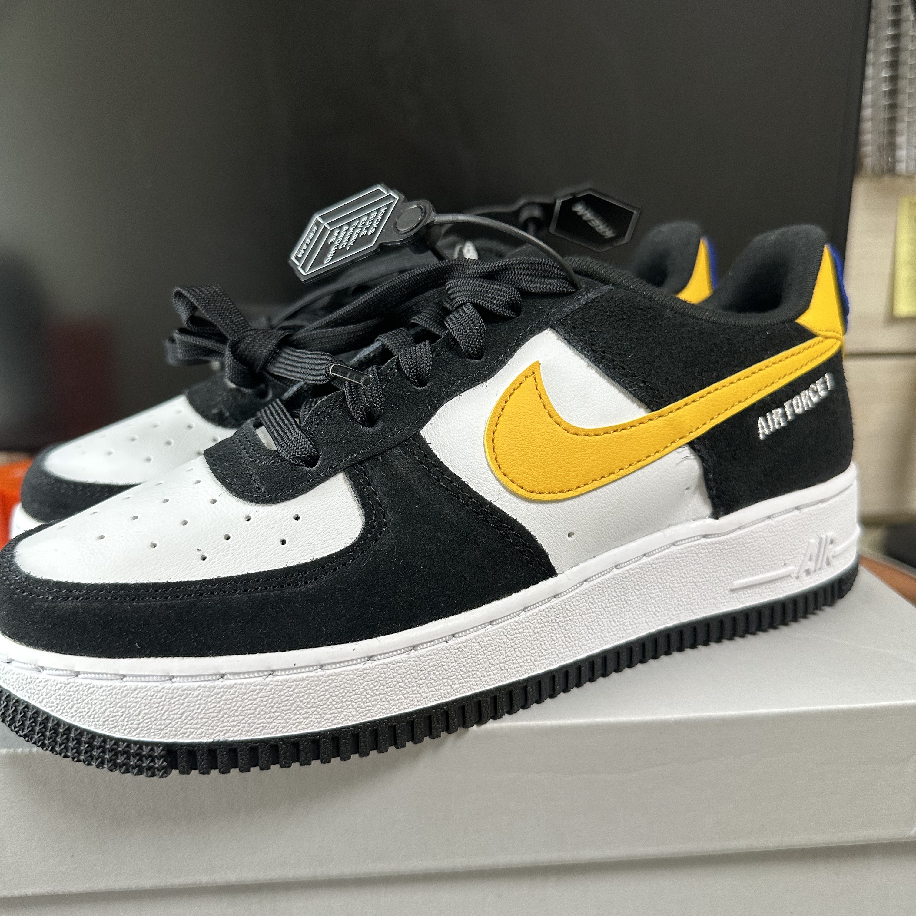 (GS) Nike Air Force 1 LV8 Athletic Club Black Dark Sulfur 착용 스타일 - 1