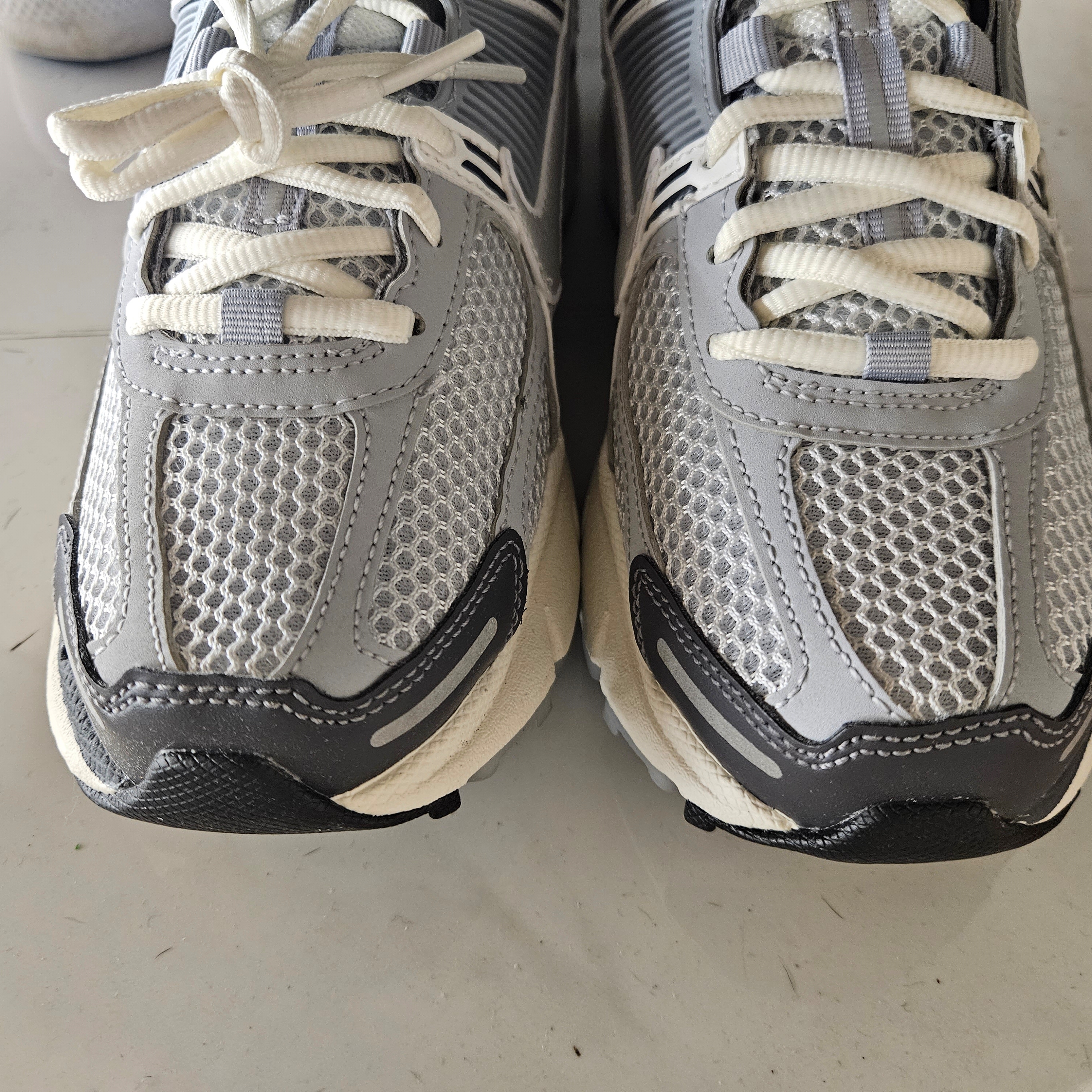 (W) Nike Zoom Vomero 5 Pure Platinum Metallic Silver 착용 스타일 - 1