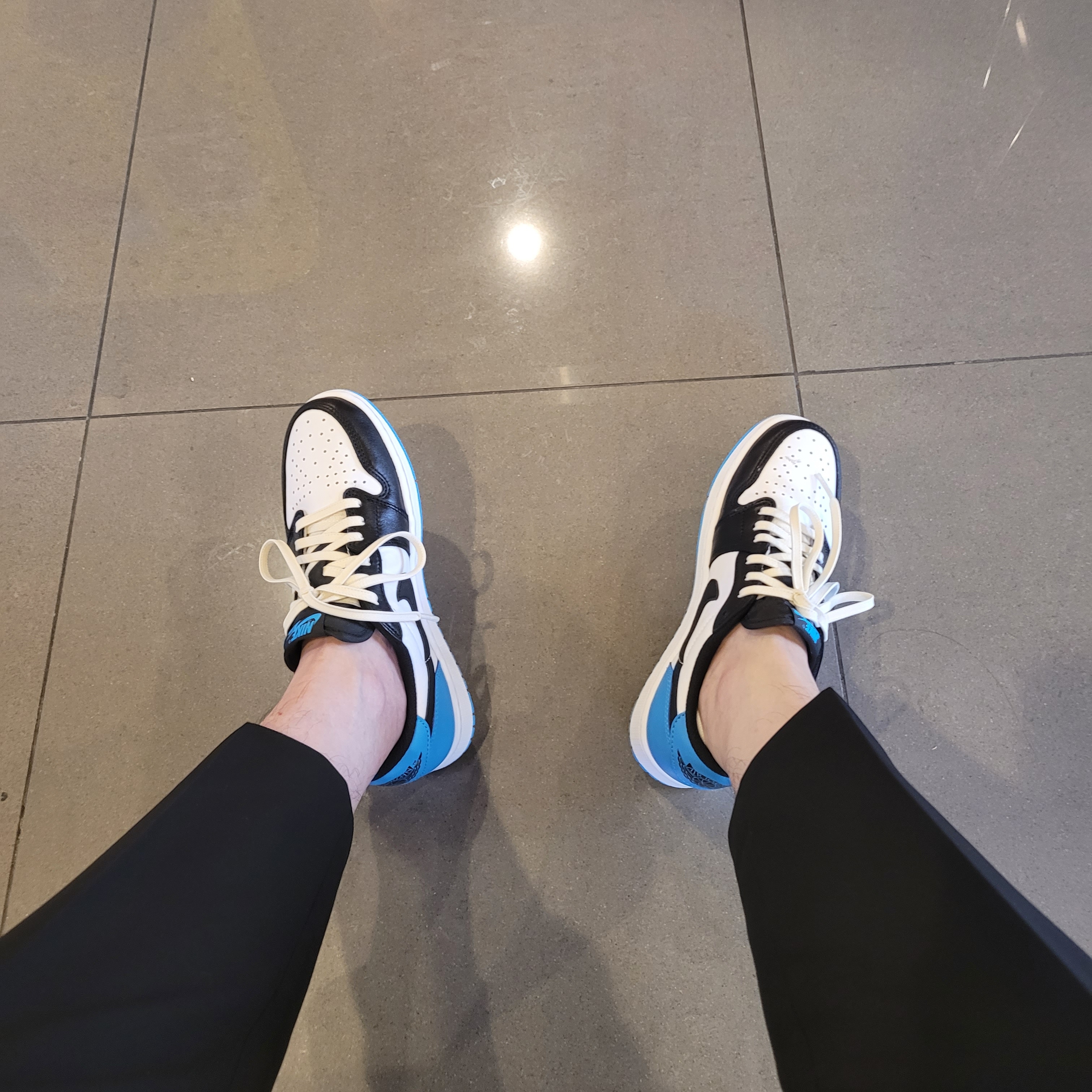 Jordan 1 Retro Low OG Black and Dark Powder Blue 착용 스타일