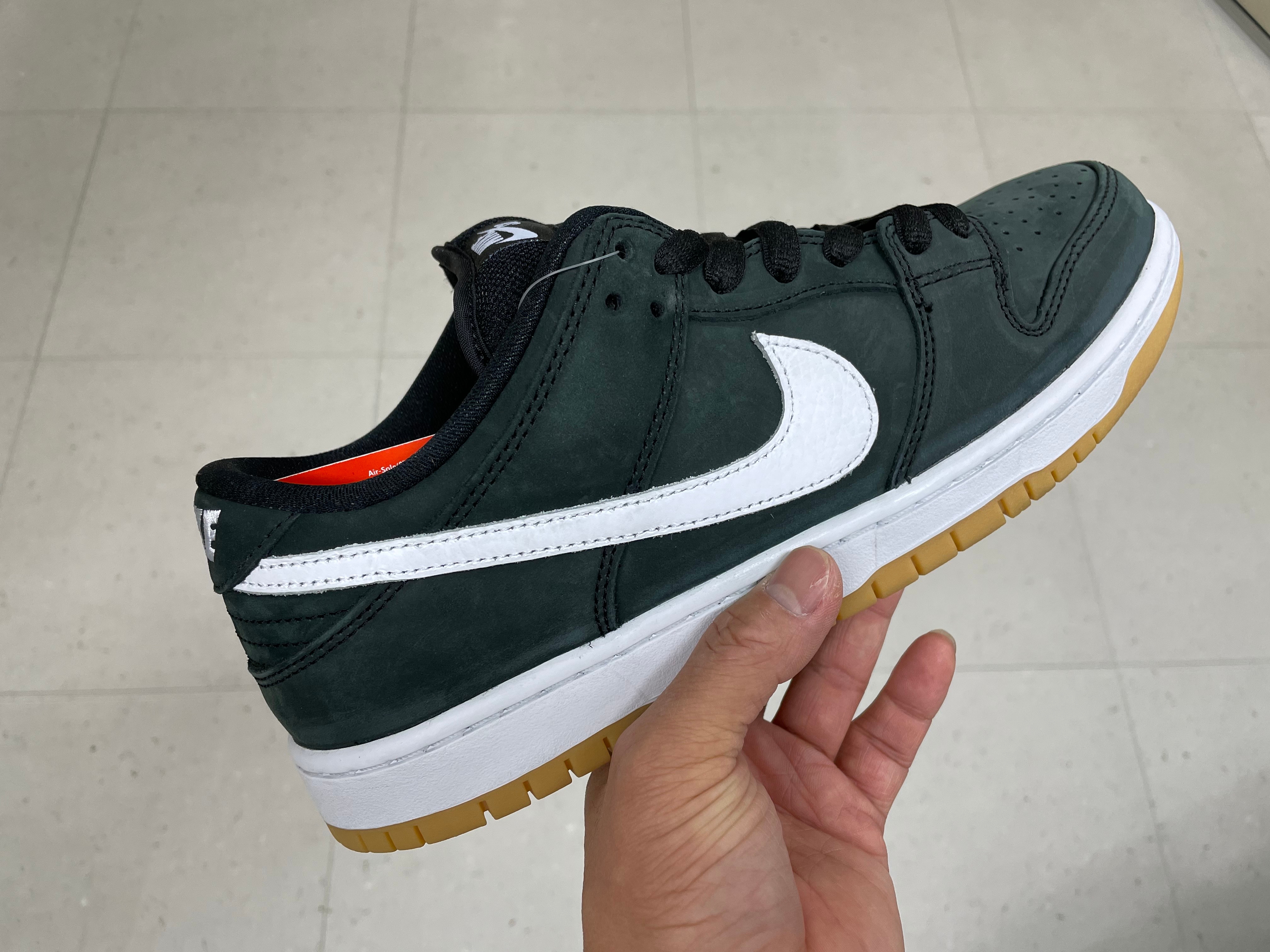 Nike SB Dunk Low Pro Black White 착용 스타일 - 1