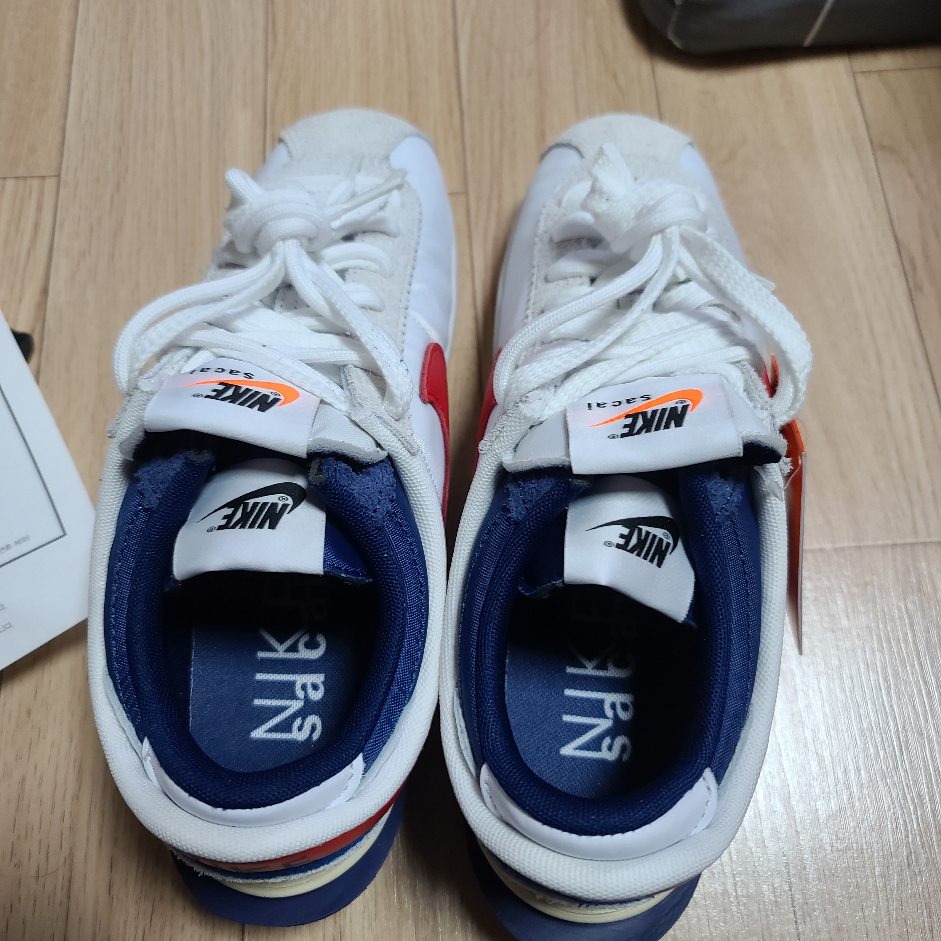 Nike x Sacai Zoom Cortez SP White and University Red 착용 스타일 - 4