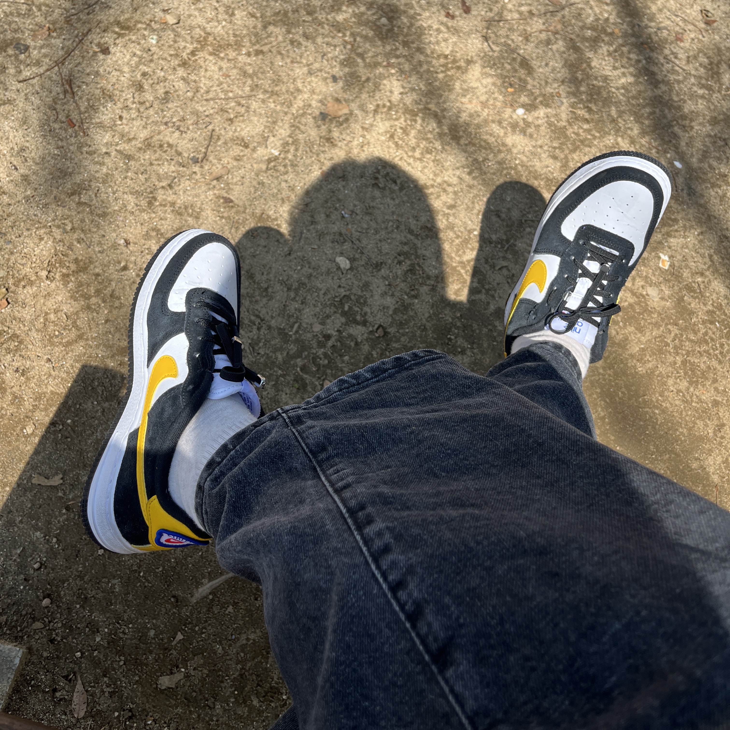 (GS) Nike Air Force 1 LV8 Athletic Club Black Dark Sulfur 착용 스타일