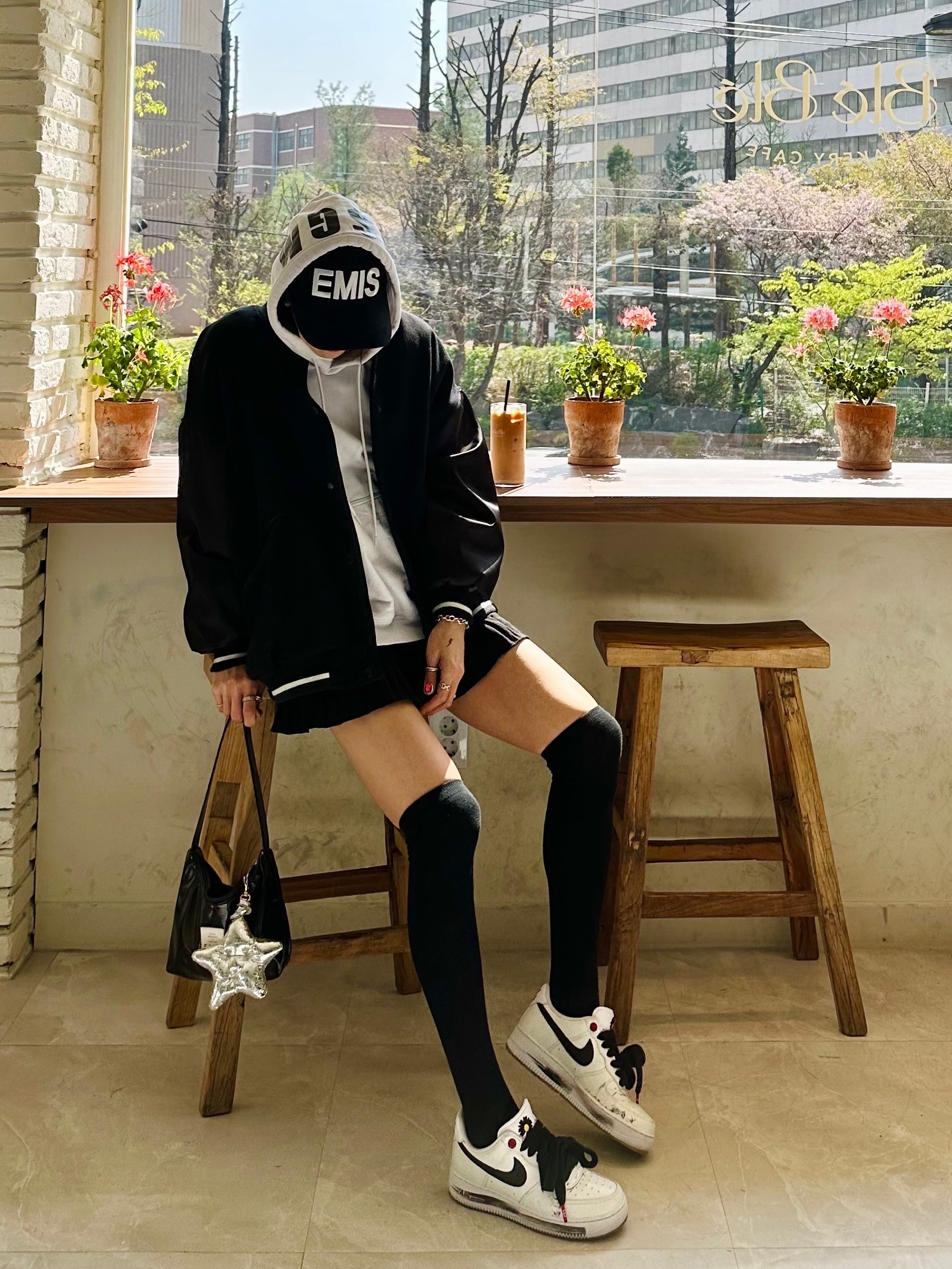 Nike x Peaceminusone Air Force 1 Low Para-Noise 2.0, Chanel J12 Watch 33mm Quartz Black 착용 스타일 - 2
