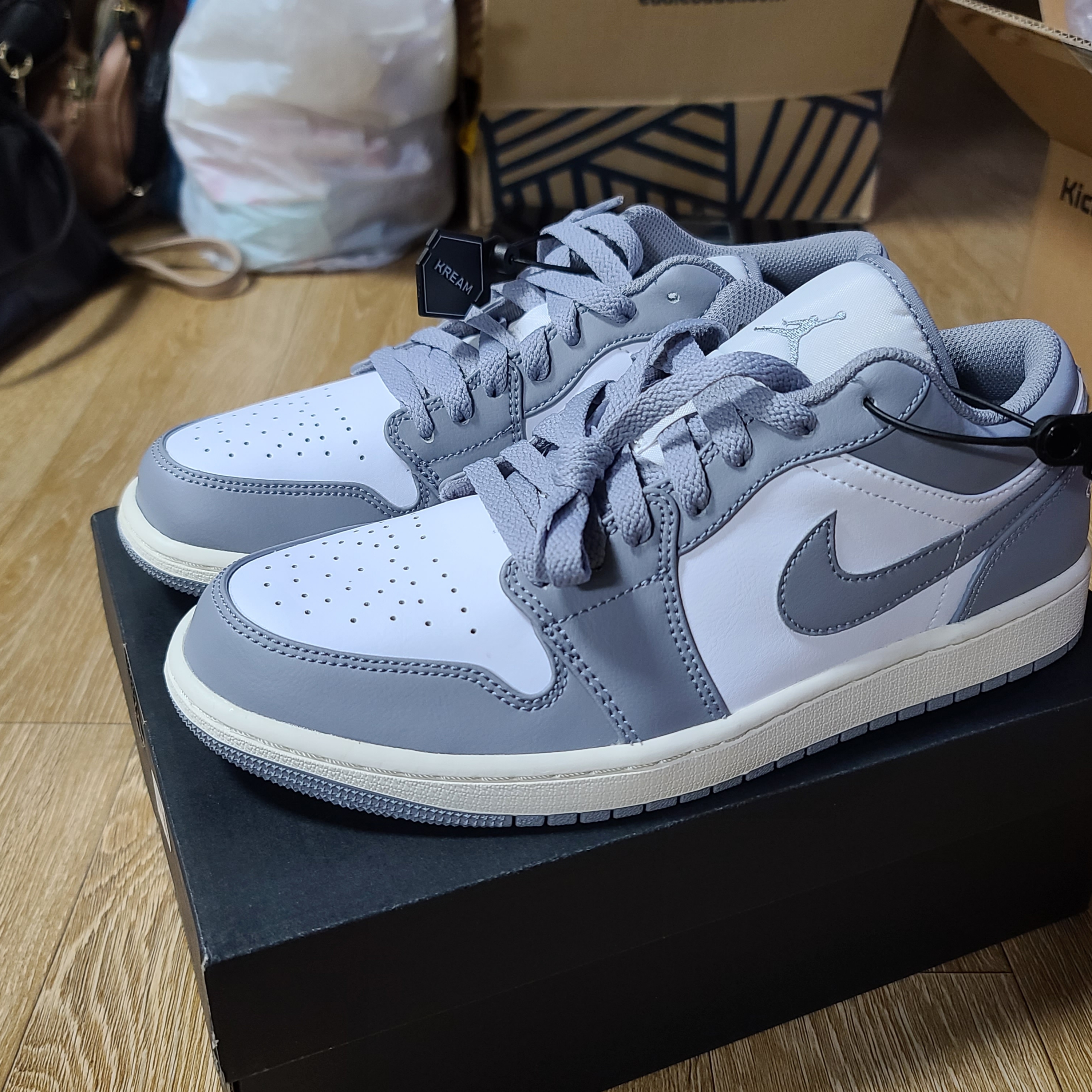 Jordan 1 Low Stealth and White 착용 스타일 - 1