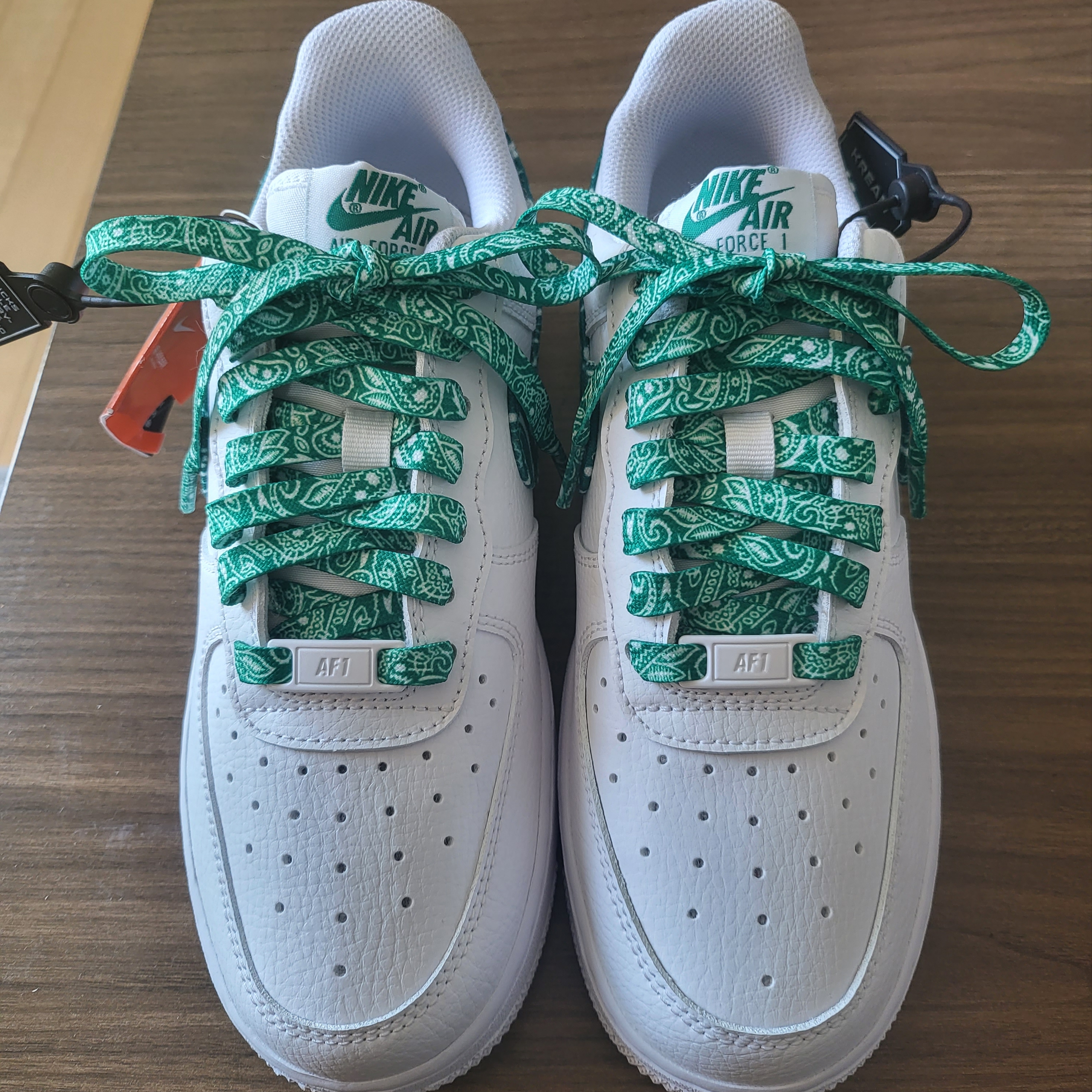 (W) Nike Air Force 1 '07 Essential Paisley Swoosh White Malachite 착용 스타일 - 1