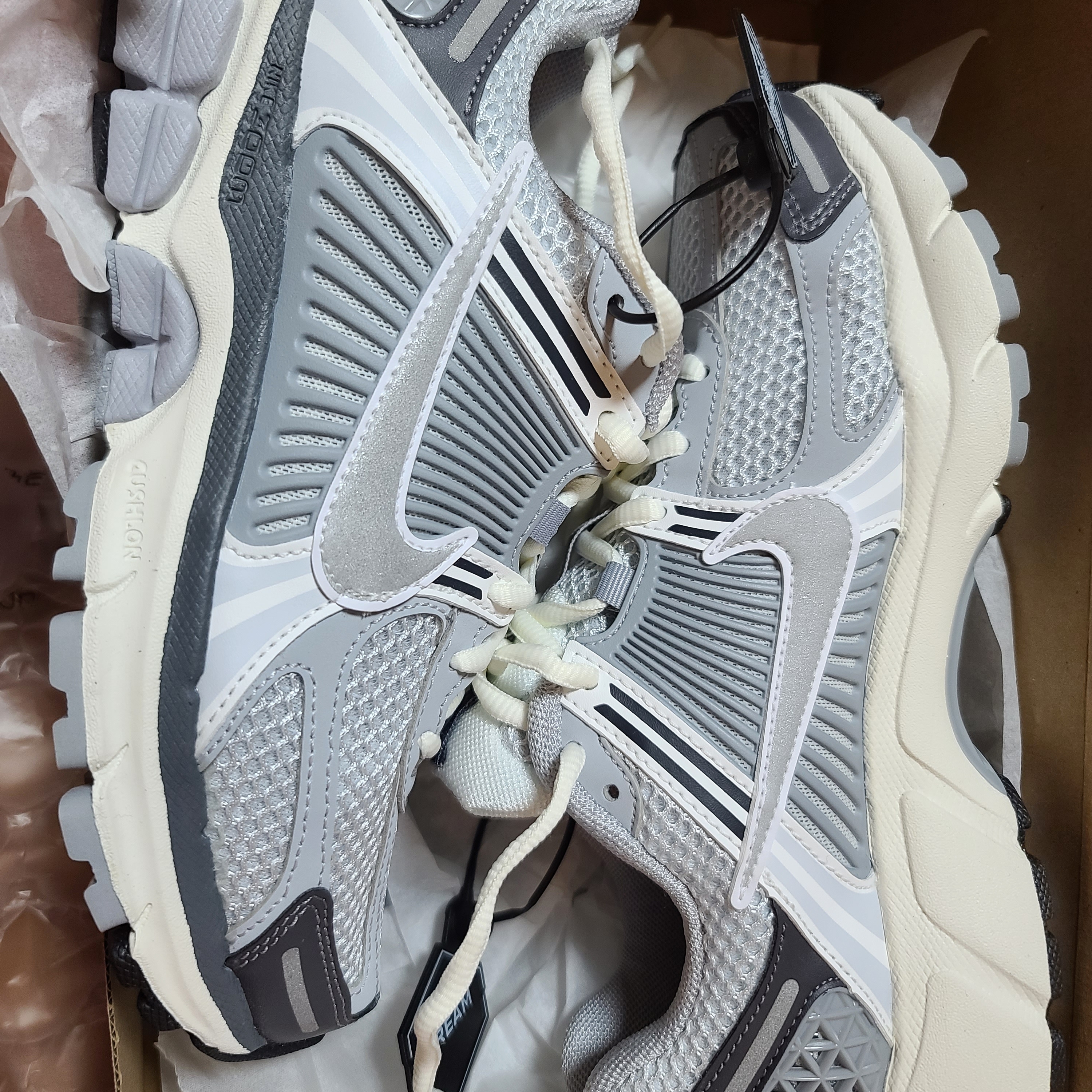 (W) Nike Zoom Vomero 5 Pure Platinum Metallic Silver 착용 스타일