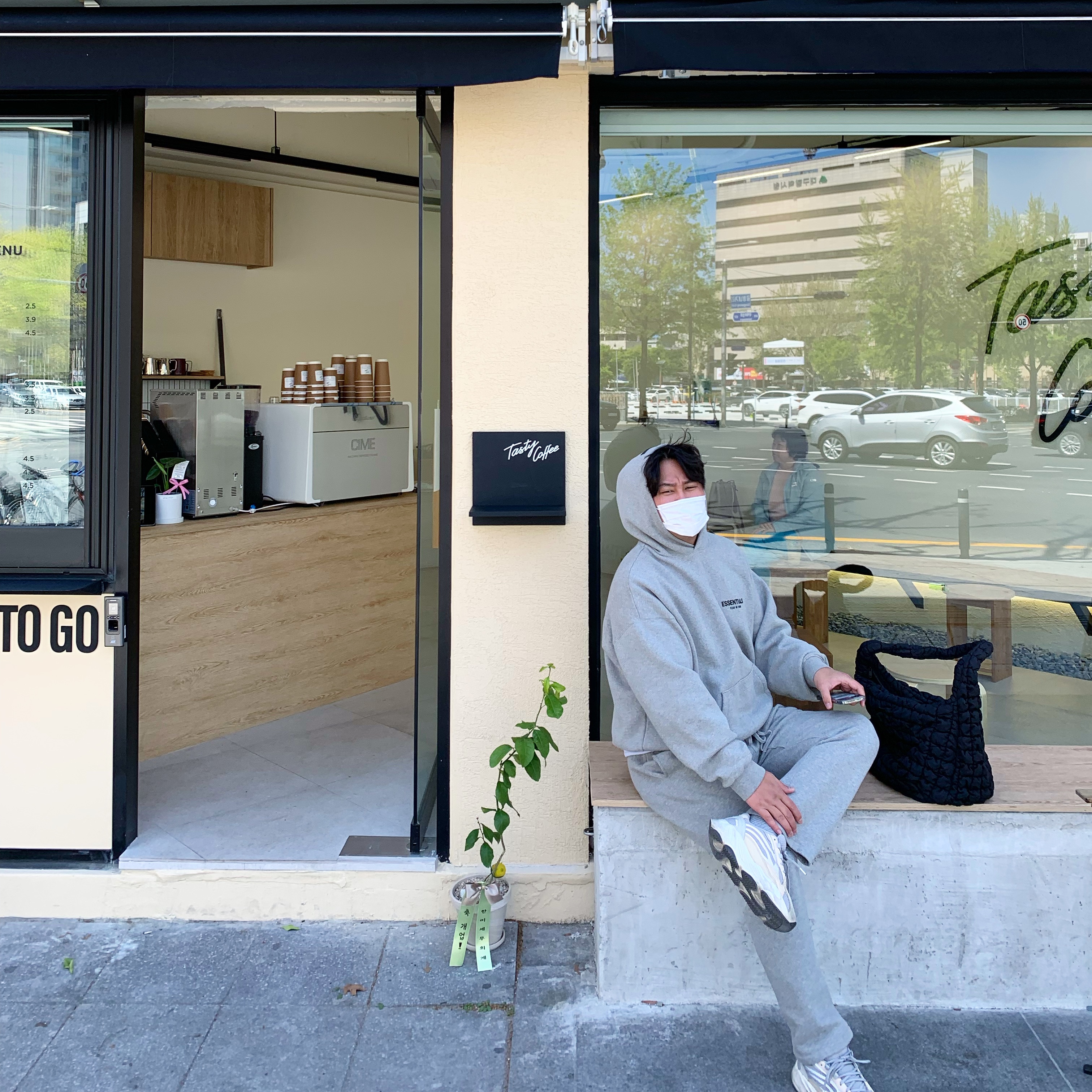 COS Quilted Oversized Shoulder Bag Black, Essentials The Core Collection Hoodie Dark Oatmeal 착용 스타일
