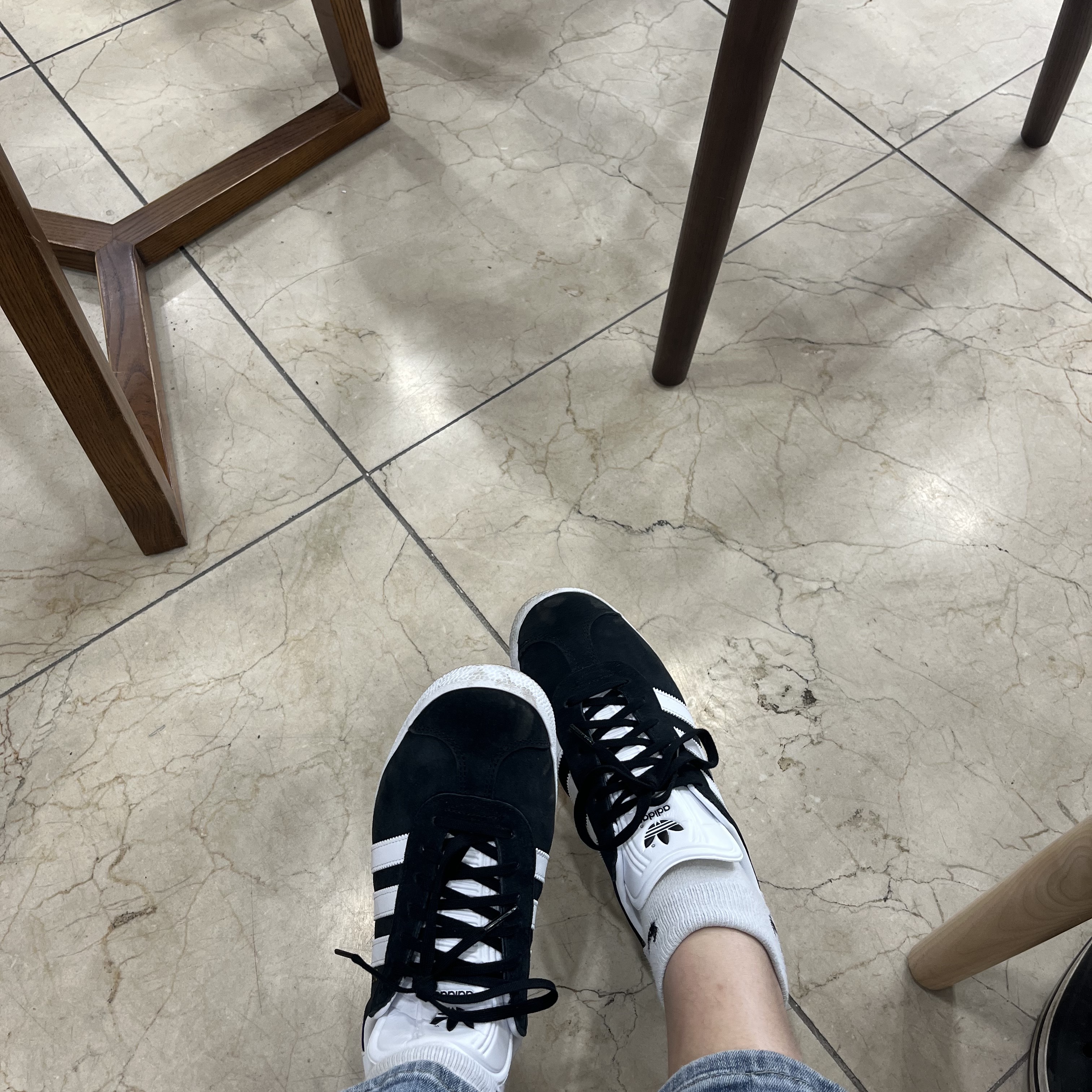 Adidas Gazelle Core Black White 착용 스타일