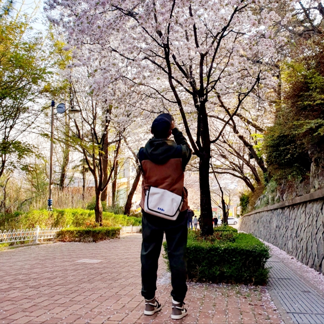 Jordan 1 Retro High OG Black Mocha, Ader Error Trace Admore Crossbody Bag White 착용 스타일