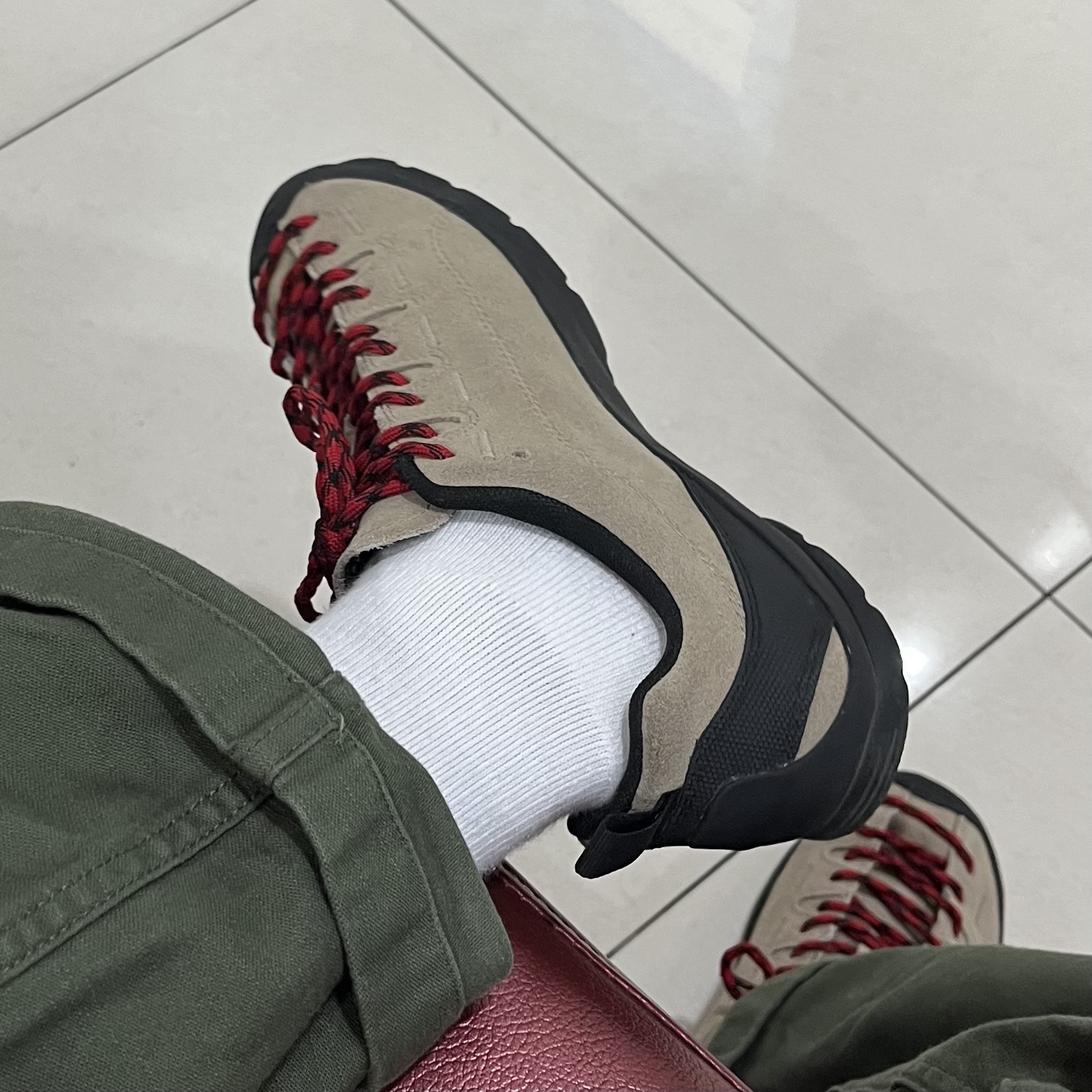 Keen Jasper Suede Sneakers Silver Mink 착용 스타일