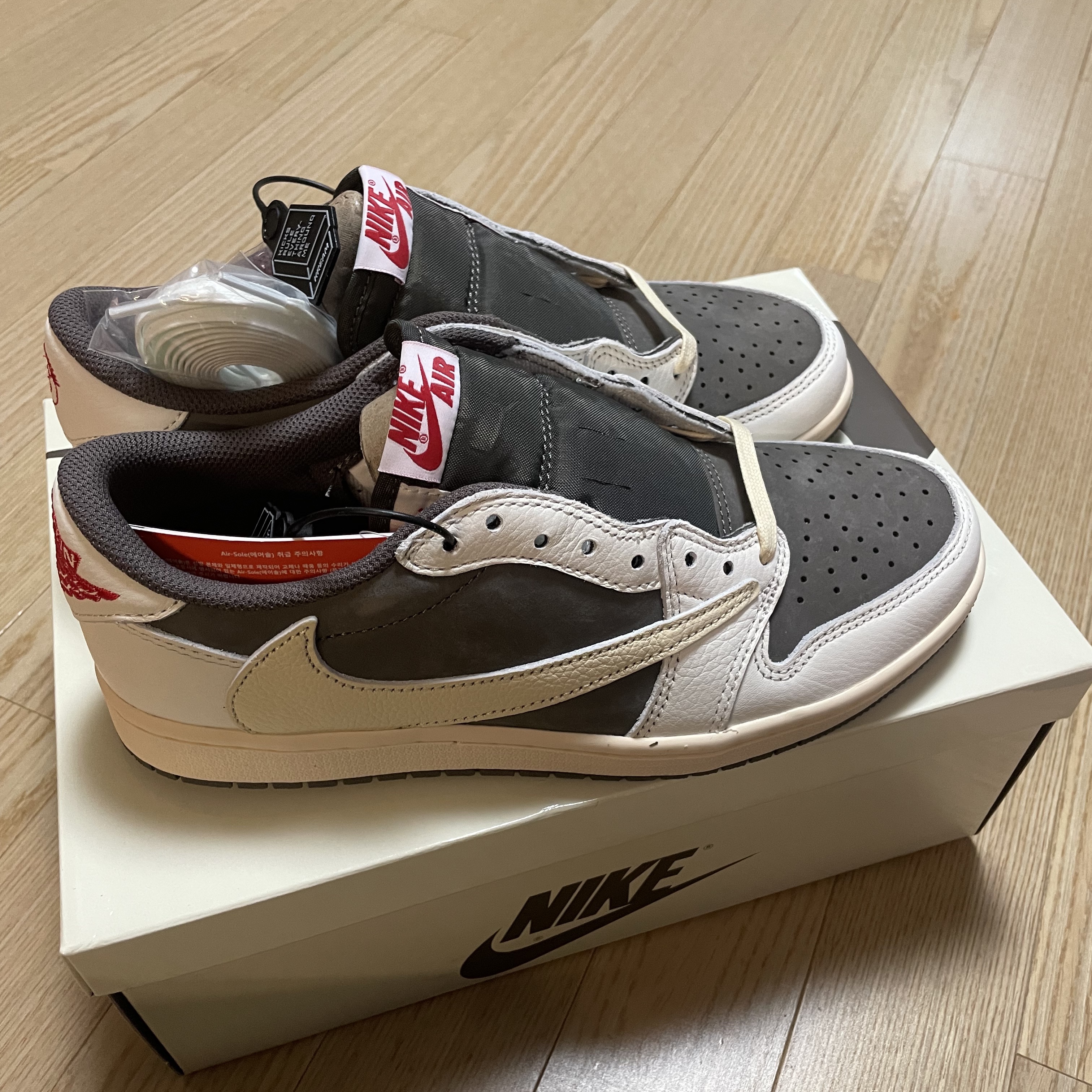 Jordan 1 x Travis Scott Retro Low OG SP Sail and Ridgerock 착용 스타일 - 2