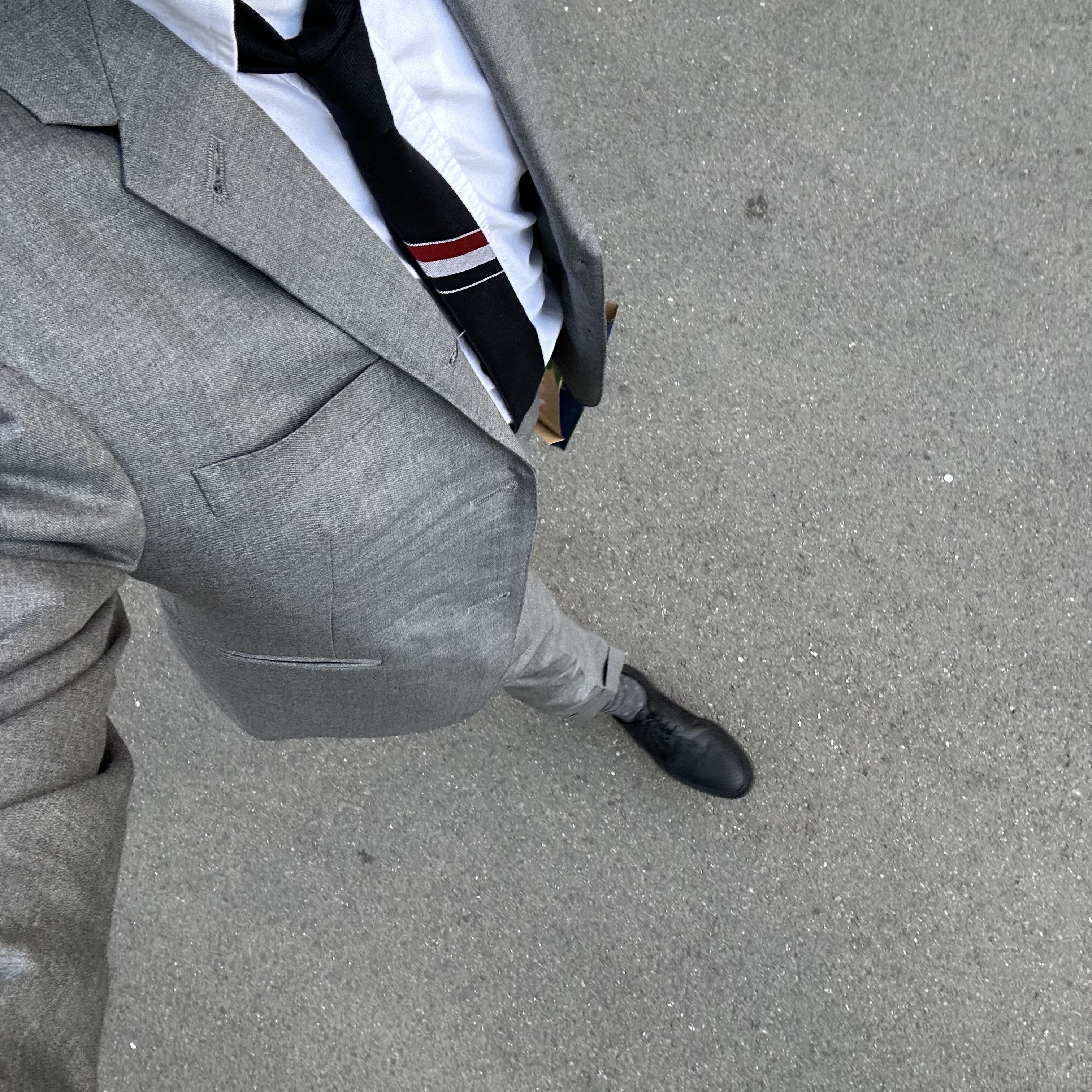 Thom Browne Pebble Grain Leather Leather Sole Longwing Brogue Black, Thom Browne Super 120S Wool Twill Classic Suit Medium Grey 착용 스타일 - 2