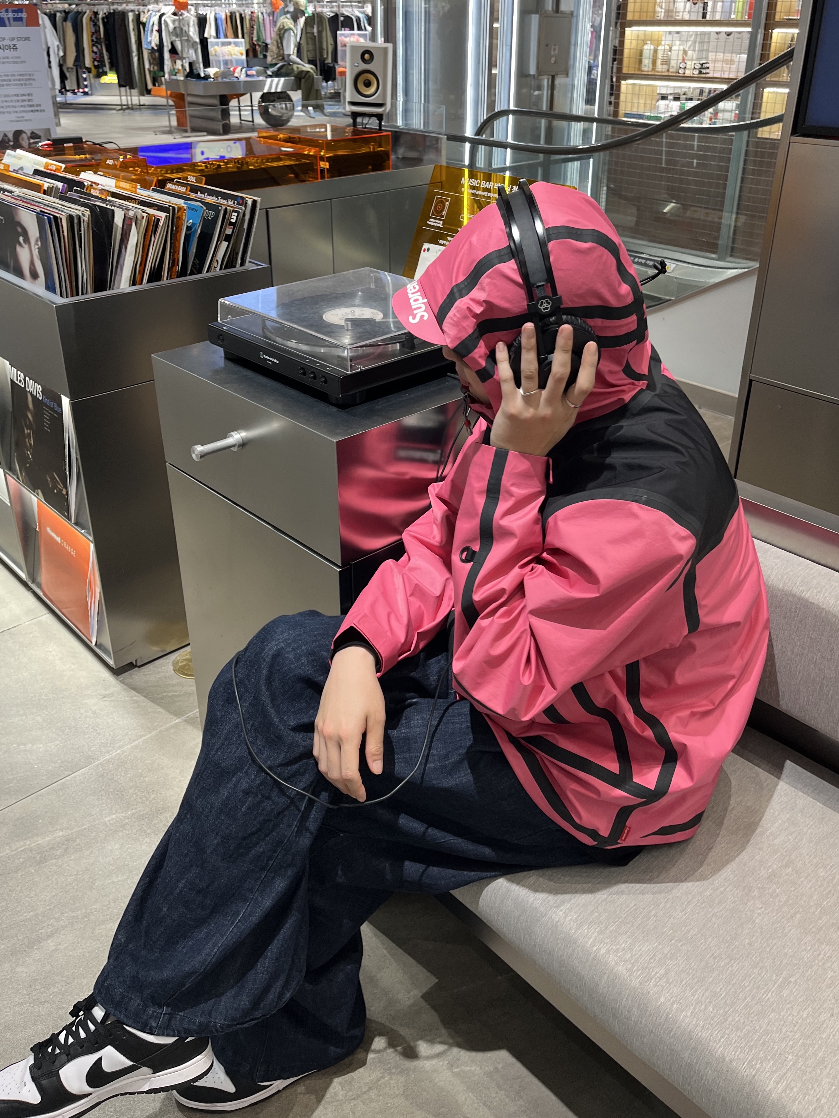 Supreme x The North Face Summit Series Outer Tape Seam Jacket Pink - 21SS, Nike Dunk Low Retro Black 착용 스타일