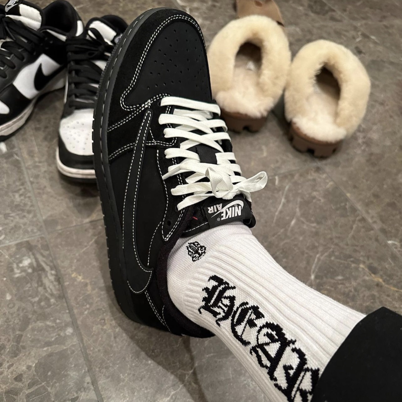 Jordan 1 x Travis Scott Retro Low OG SP Black Phantom 착용 스타일 - 2