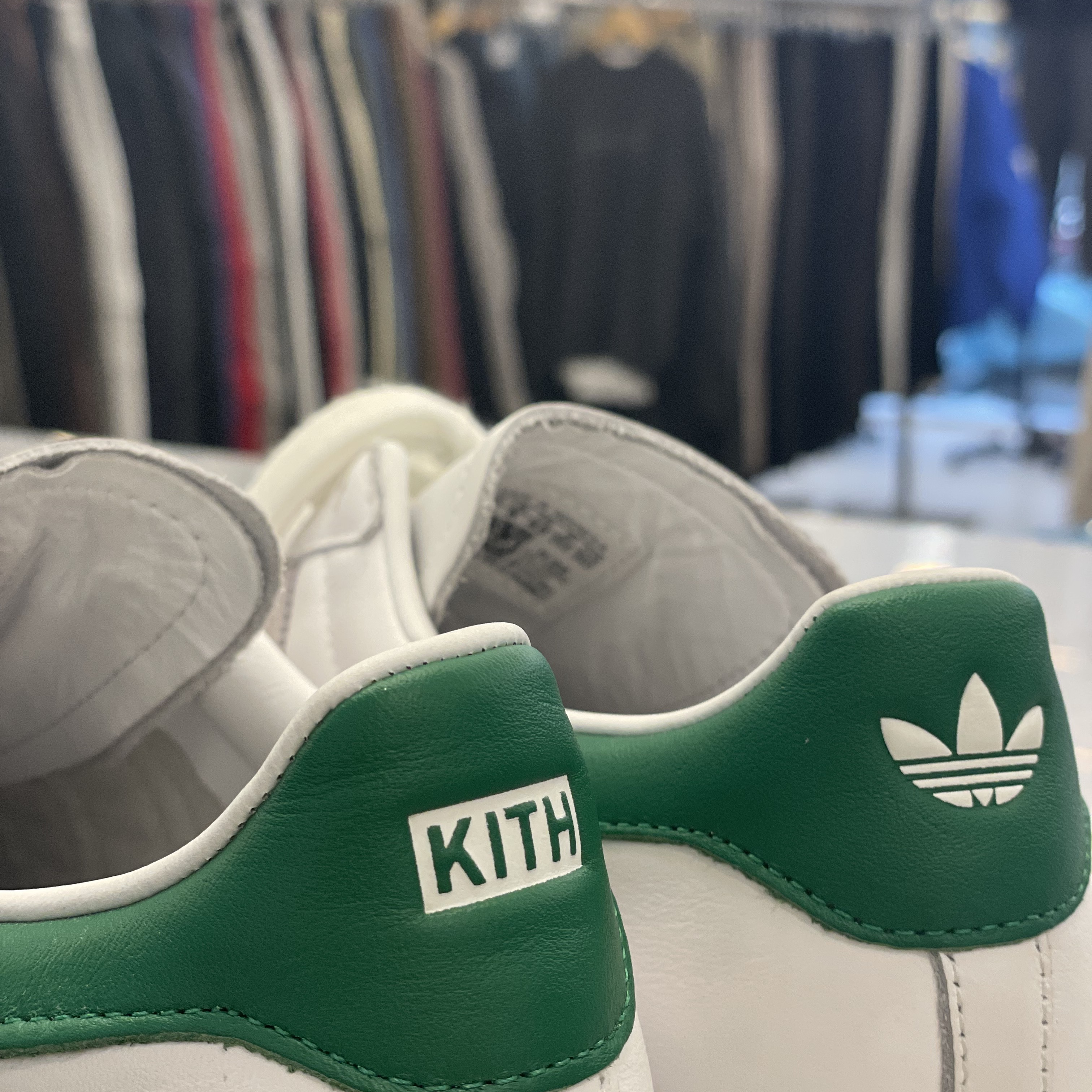 Adidas x Kith Superstar Classics White Fairway 착용 스타일 - 3