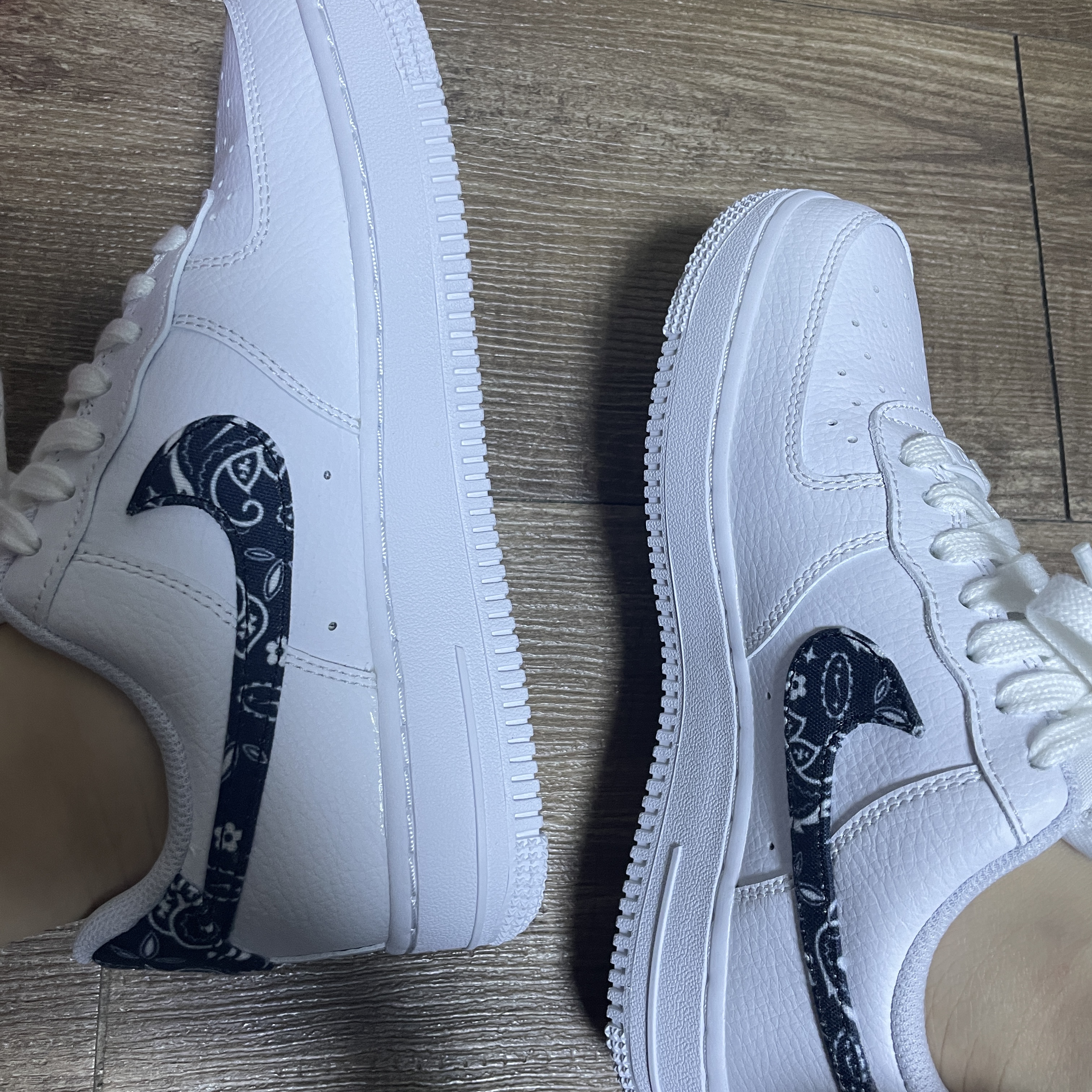 (W) Nike Air Force 1 '07 Essential Paisley Swoosh White Black 착용 스타일 - 1