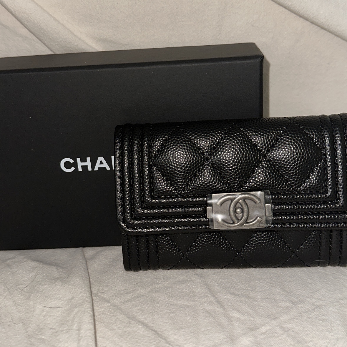 Chanel Boy Chanel Flap Card Holder Grained Calfskin & Ruthenium Black 착용 스타일