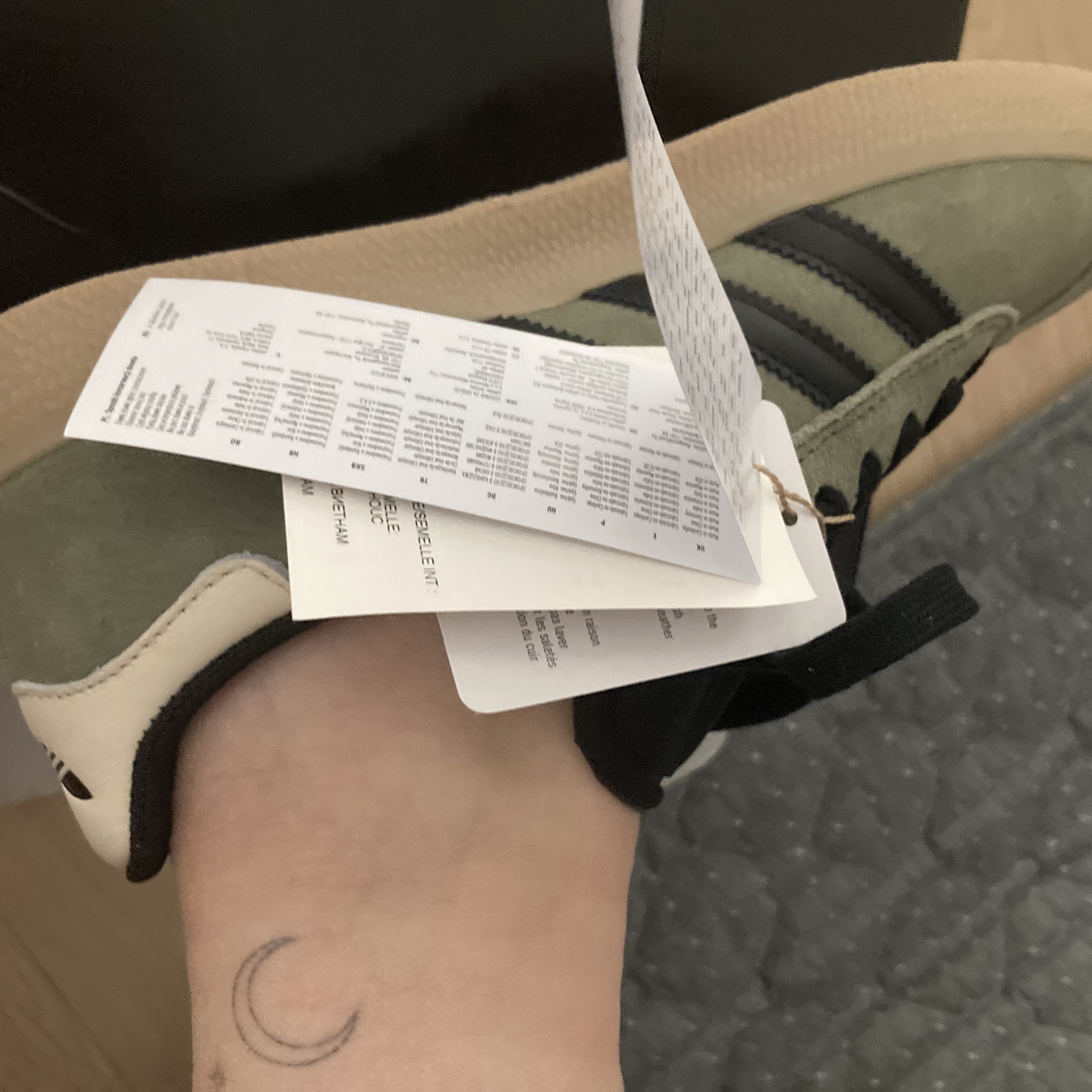 Adidas Gazelle ADV Olive Strata Core Black 착용 스타일