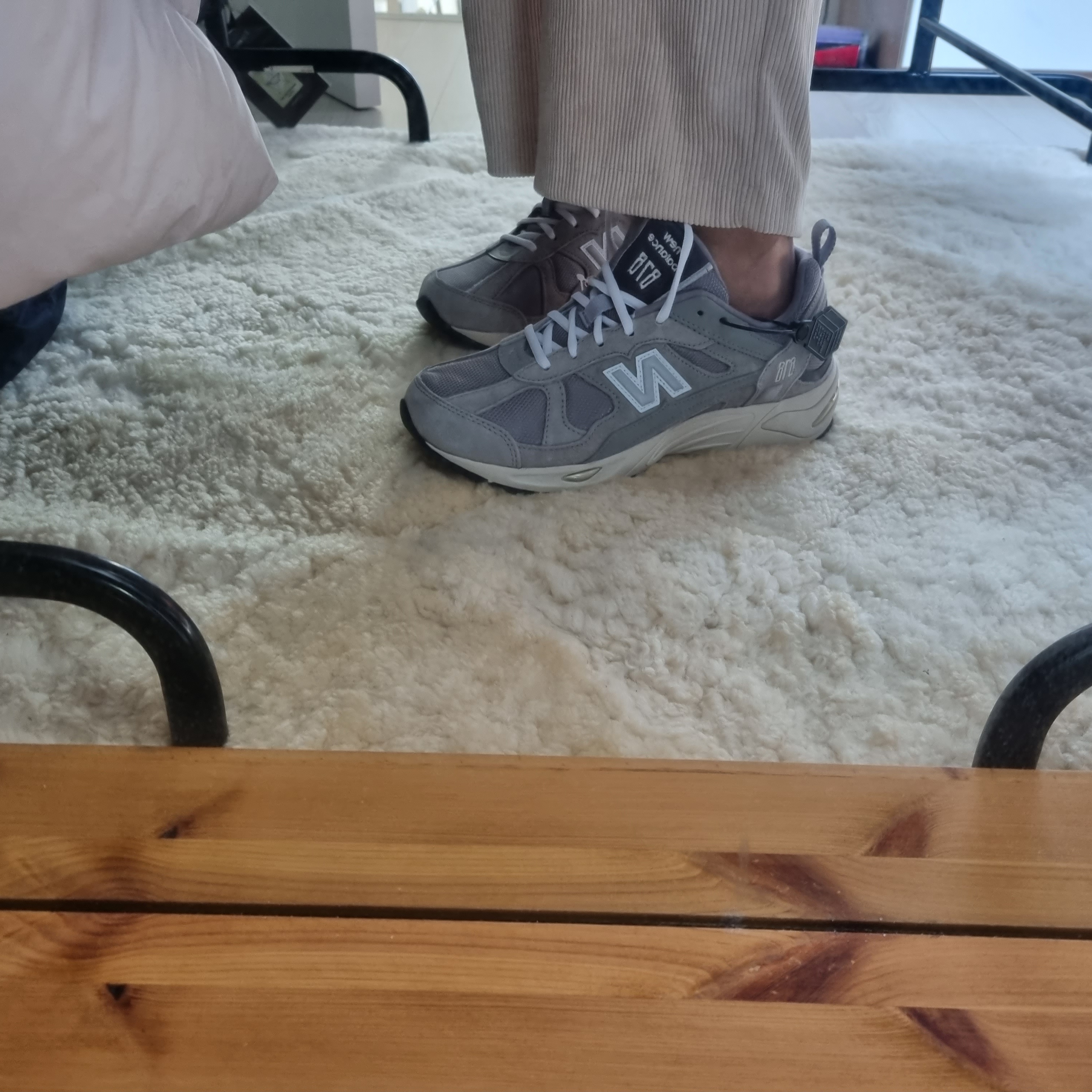 New Balance 878 Gray 착용 스타일