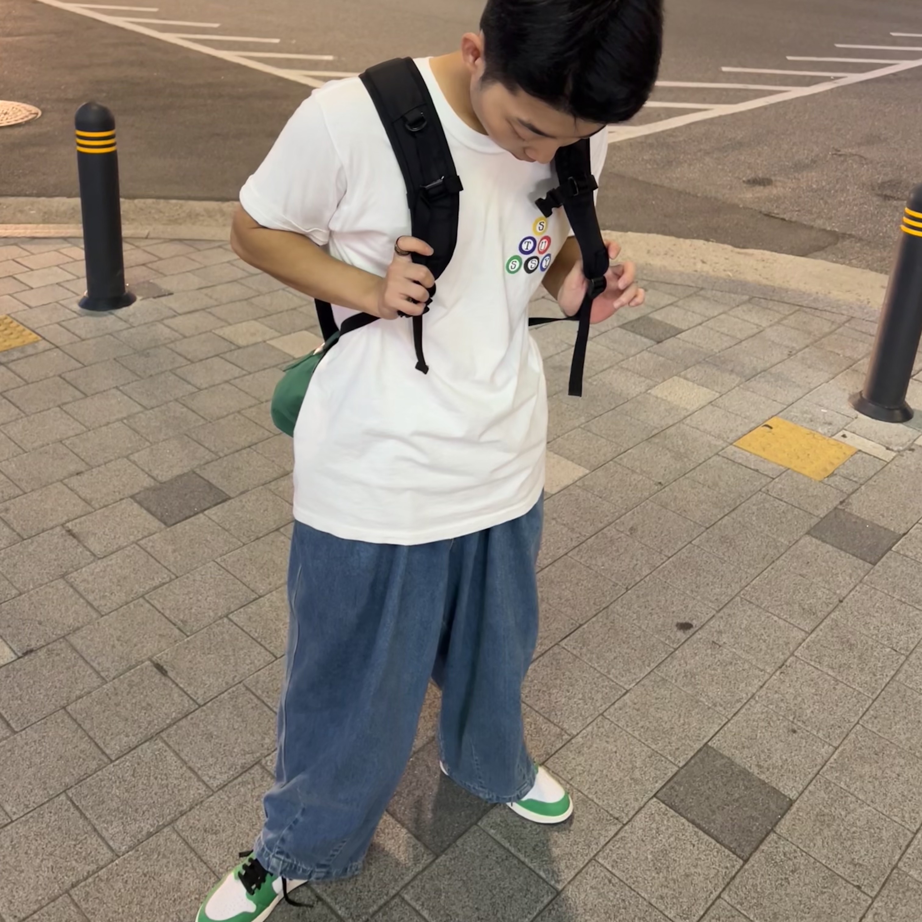 (W) Jordan 1 Retro High OG Lucky Green, Stussy Billiards T-Shirt White 착용 스타일 - 1