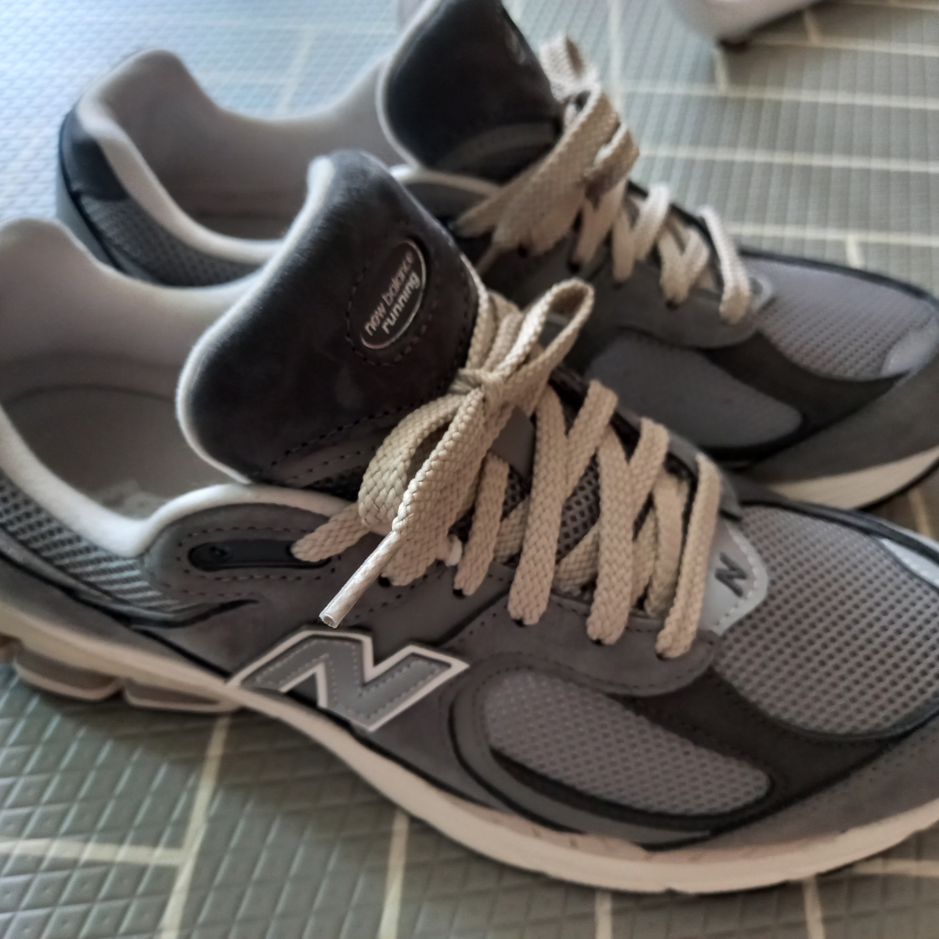 New Balance 2002R Premium Vintage Grey 착용 스타일 - 1