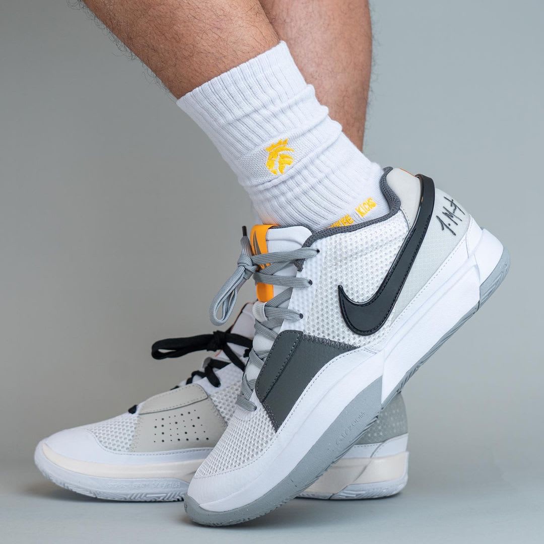 Nike x Sacai Zoom Cortez SP Iron Grey, (GS) Nike Court Borough Low 2 Light Smoke Grey 착용 스타일 - 4
