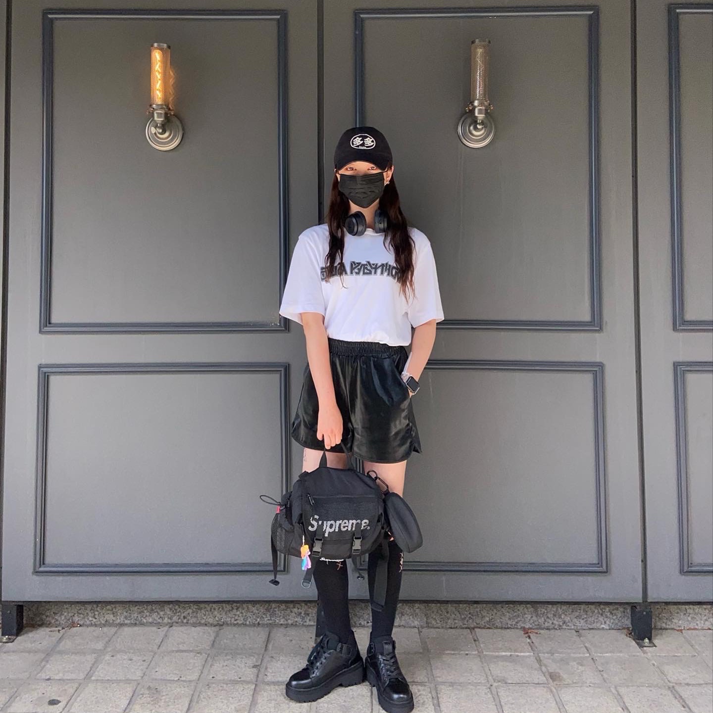 Supreme Mesh Waist Bag Black - 20SS, Dada Logo Cap Black White 착용 스타일